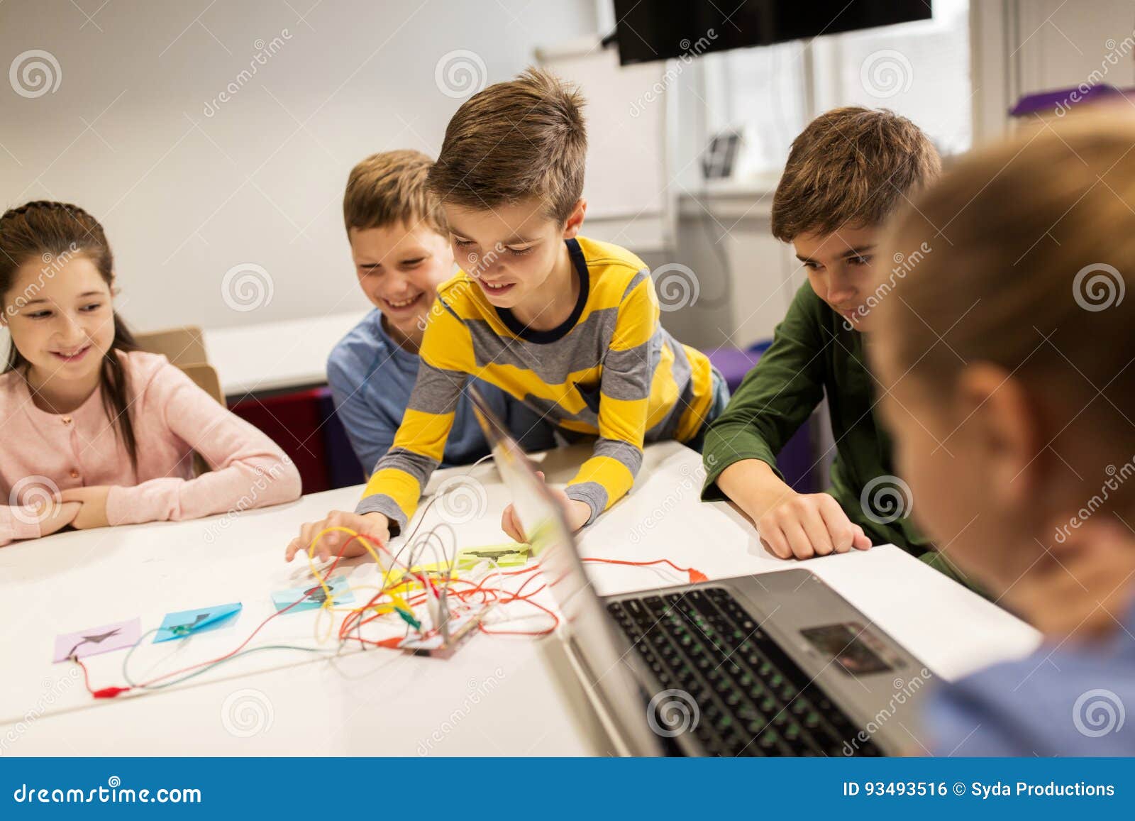 Crianças Com O Jogo Da Invenção Na Escola Da Robótica Foto de