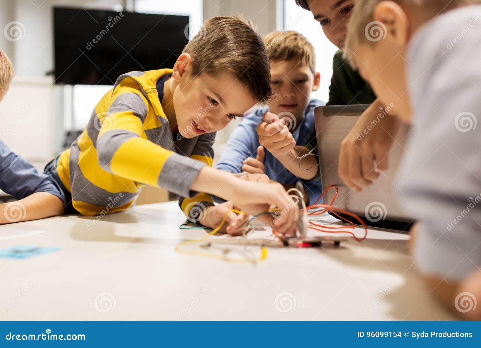 Crianças Com O Jogo Da Invenção Na Escola Da Robótica Foto de