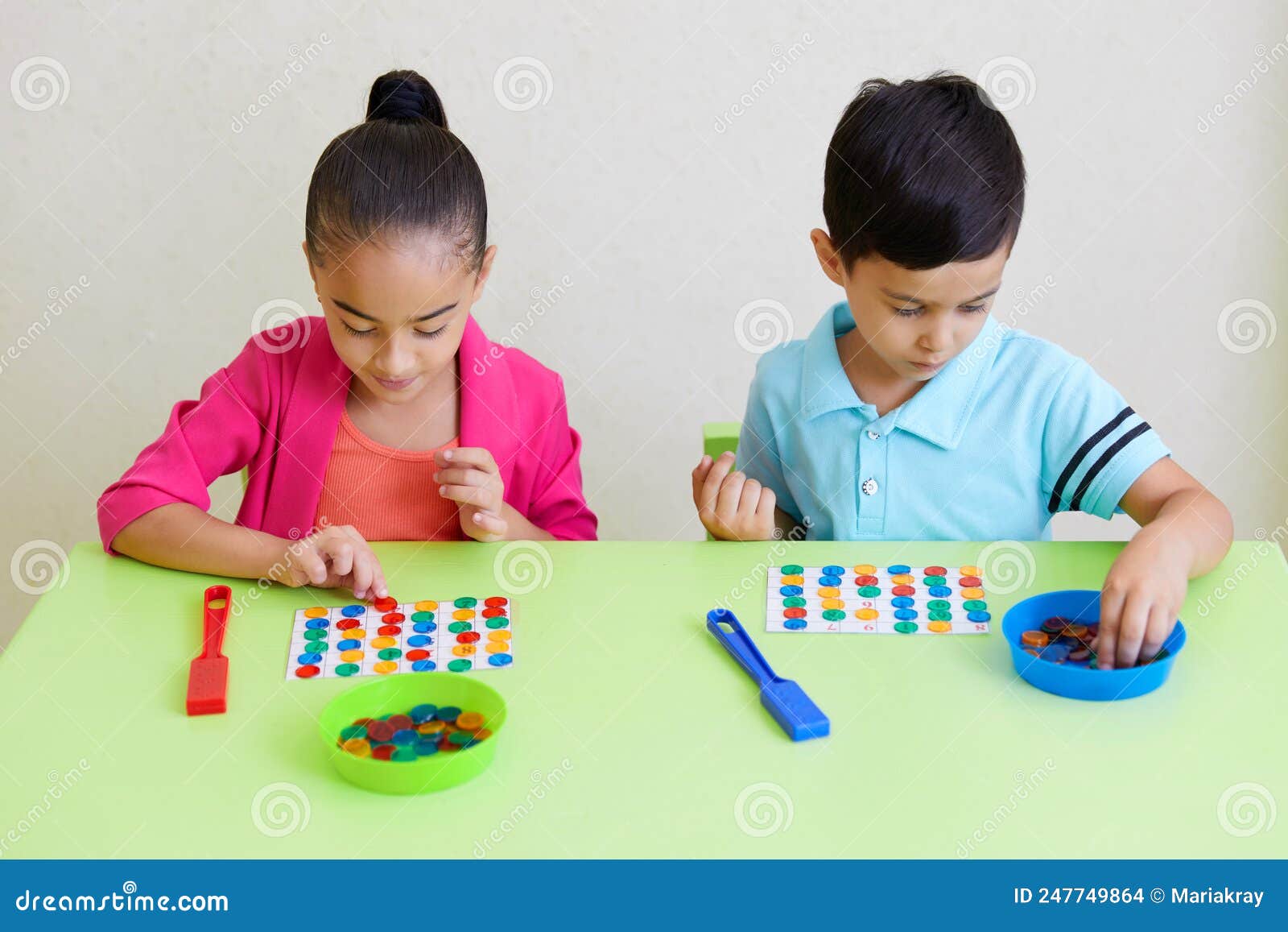 Crianças Da Pré-escola Brincando Com Quebra-cabeças Em Uma Mesa