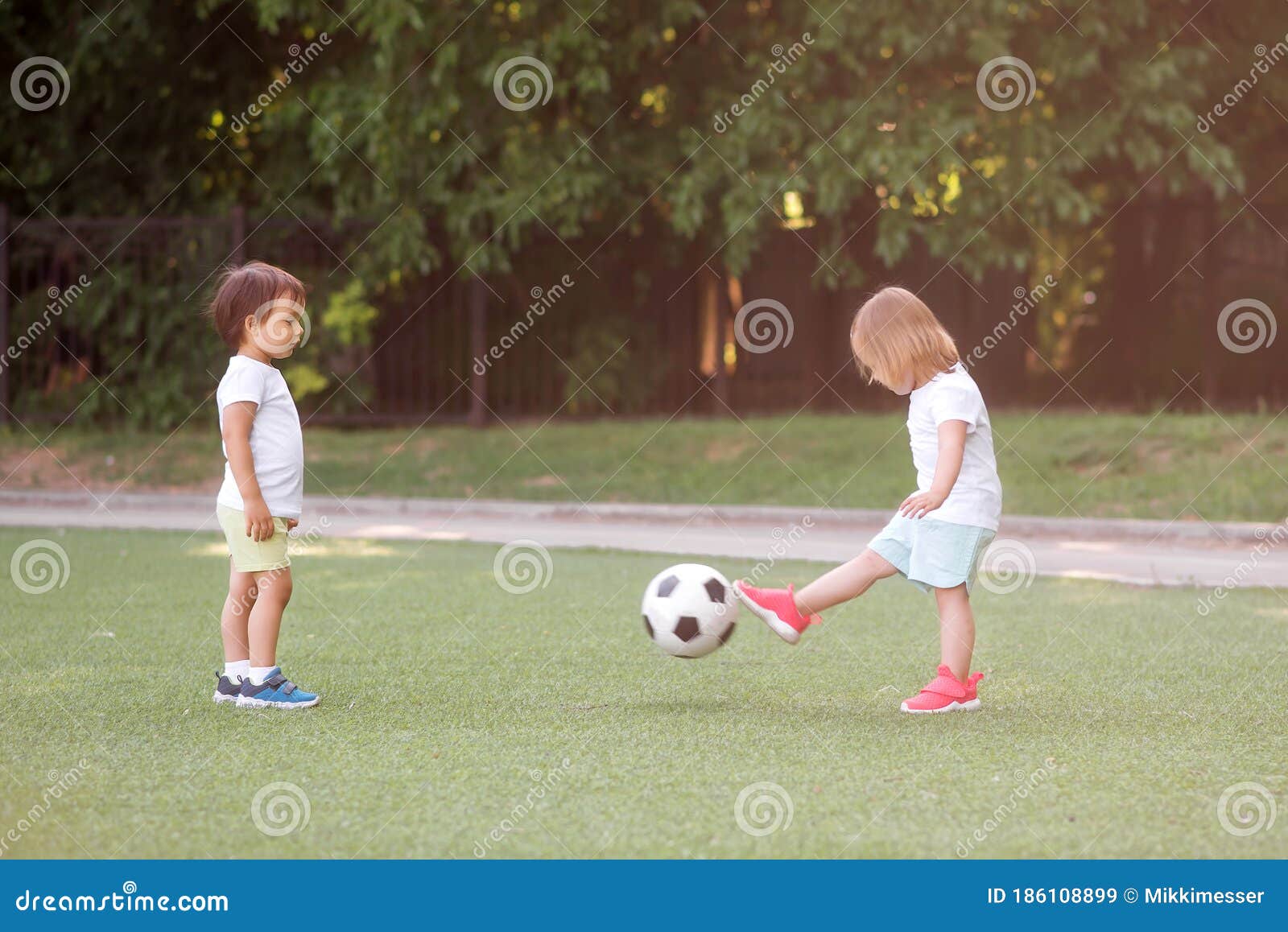 Jogo De Futebol. Crianças Jogando Futebol. Meninos Jovens Chutando Bola De  Futebol No Campo De Esportes. Crianças Jogando Jogo De Torneio De Futebol  No Campo. Juventude Jogo De Futebol Europeu Foto Royalty