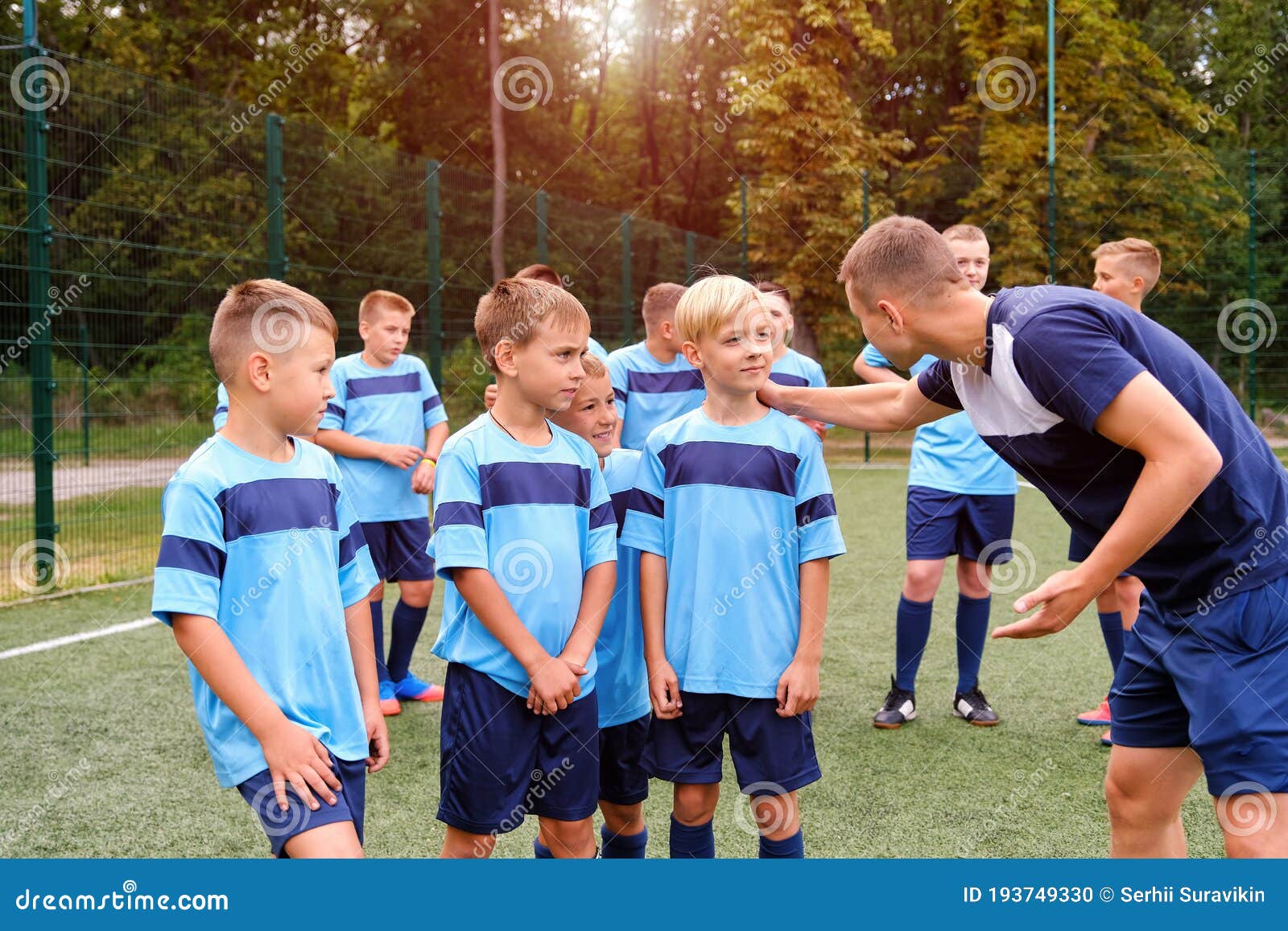 Equipe De Futebol Infantil Se Abraça No Campo De Futebol Antes Do