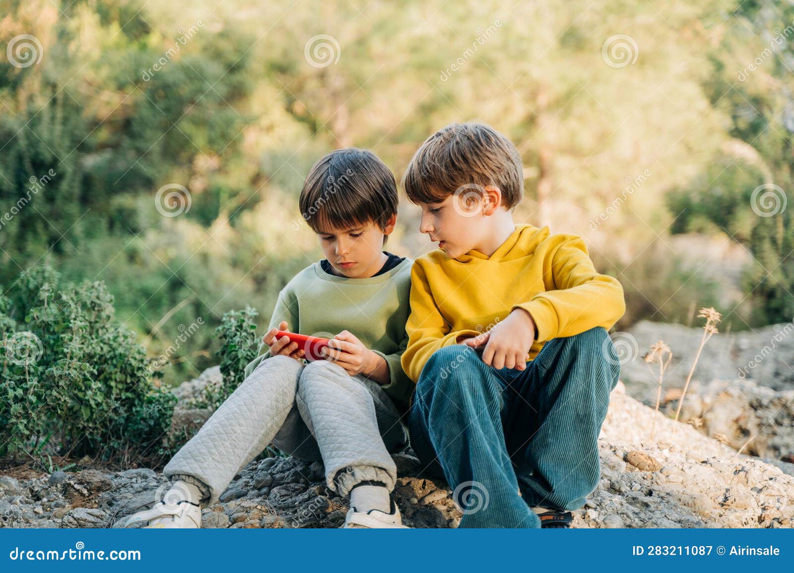 Amigos animados usando smartphone jogando jogo para celular