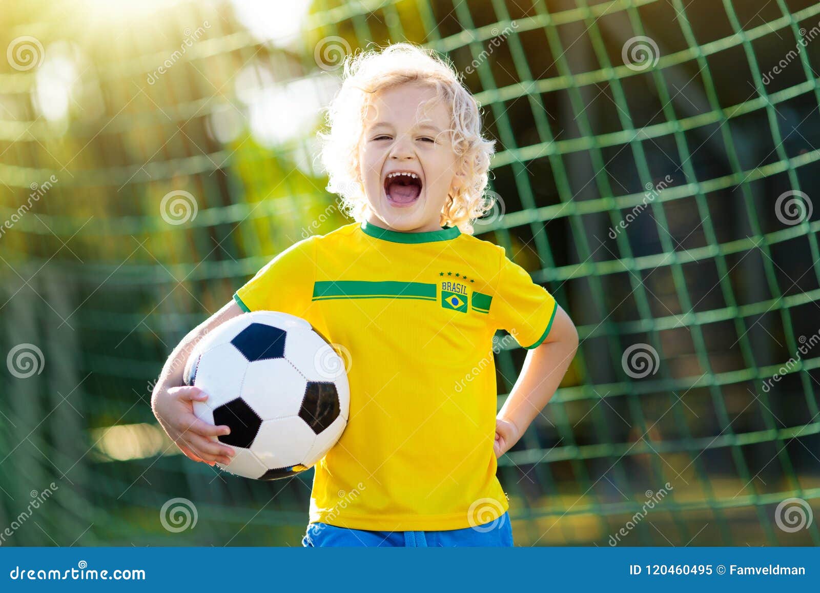 Crianças Do Fan De Futebol De Brasil Futebol Do Jogo De Crianças Imagem de  Stock - Imagem de brasileiro, esfera: 120460495