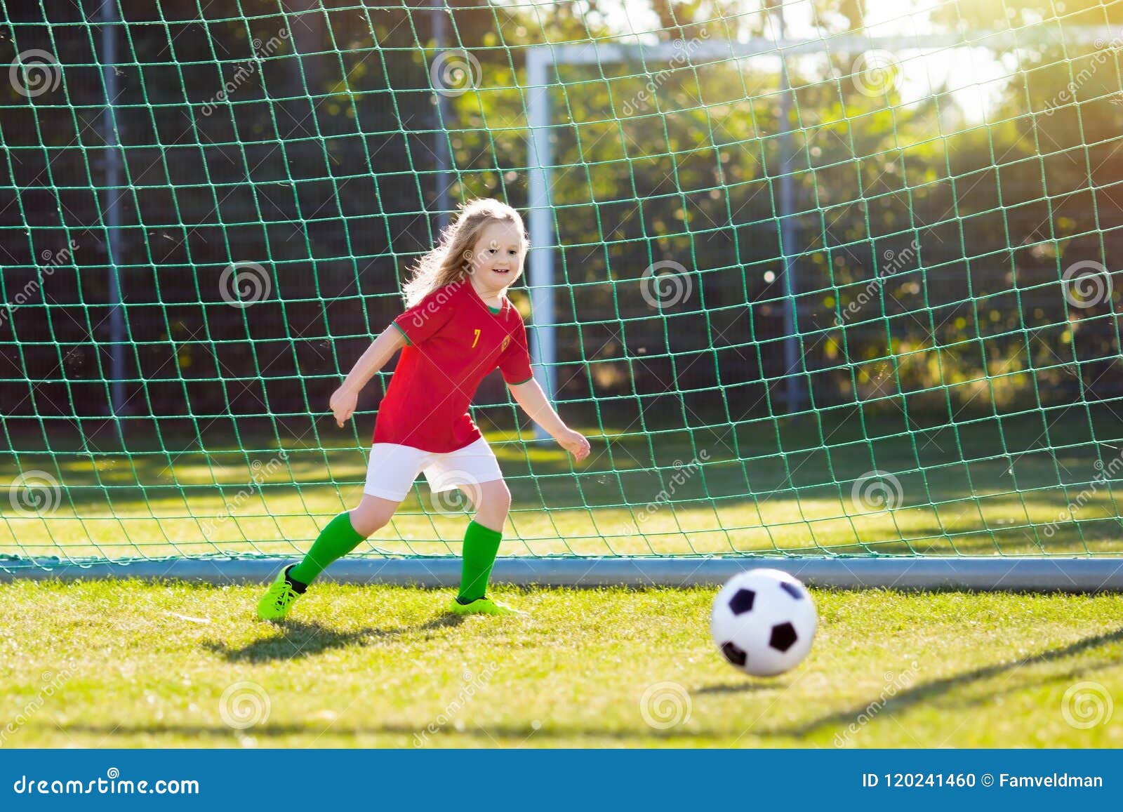 futebol infantil. jogo de bola. crianças na competição esportiva