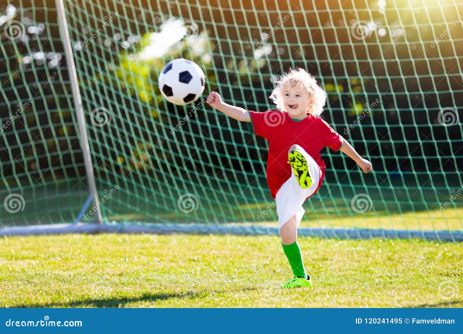 Uma sala de estar com lareira e uma foto de um jogador de futebol