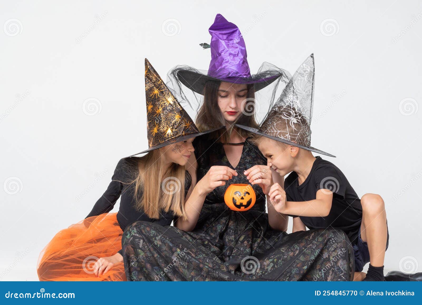 Crianças Do Halloween. Uma Família Feliz E Crianças Em Fantasias De Bruxas  Assustadoras E Chapéus Olham Para Uma Cesta Foto de Stock - Imagem de  alegria, divertimento: 254845770