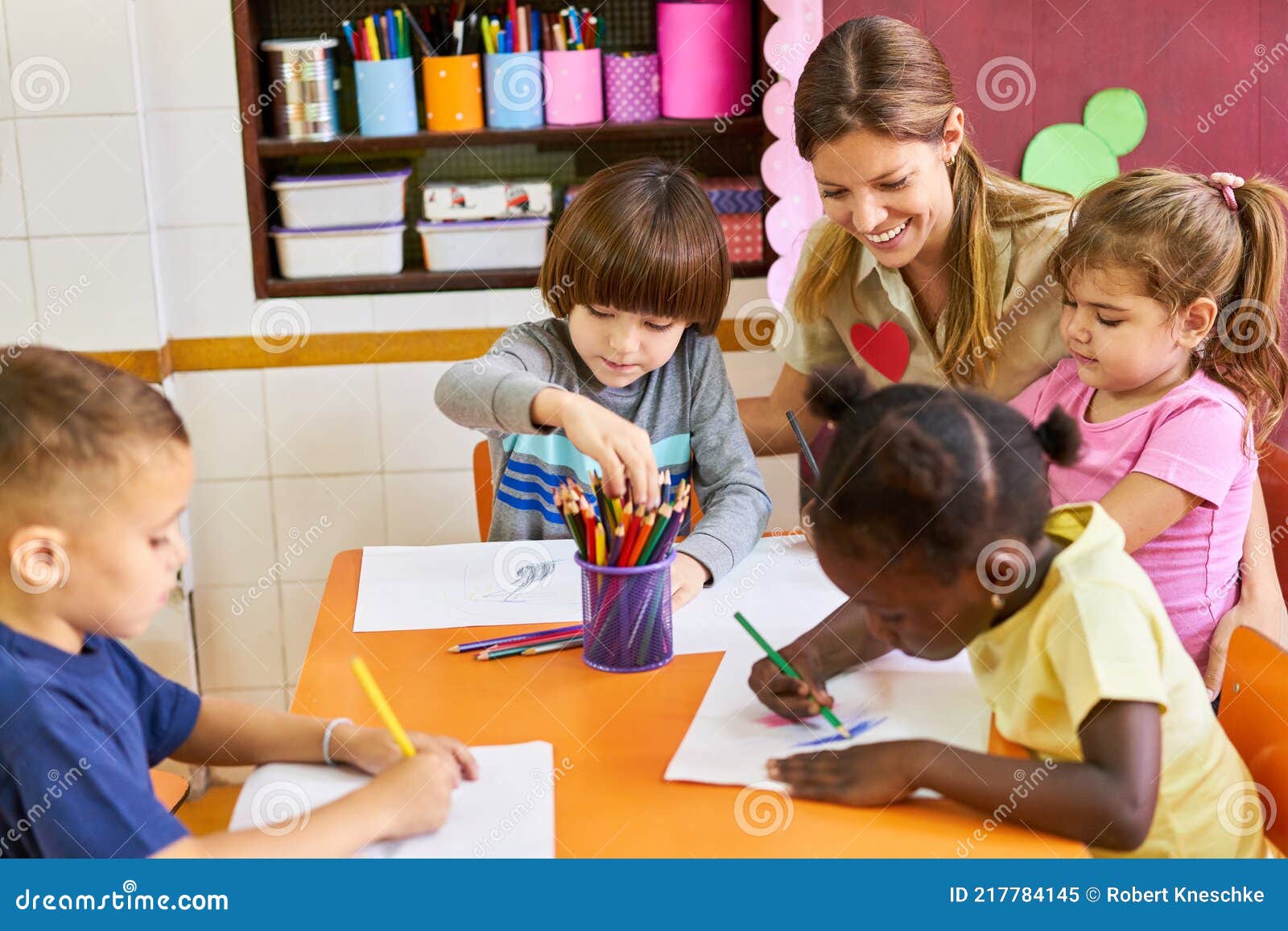 Crianças E Educadores Em Pintura E Desenho Imagem de Stock