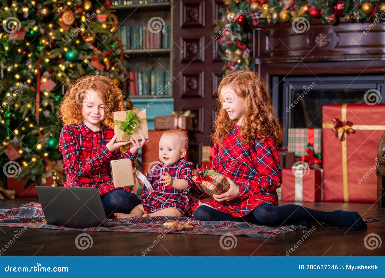 Sanduíche Feliz. Duas Bruxas Engraçadas Bonitinhas Com Vassoura E Livro De  Feitiços Imagem de Stock - Imagem de outono, feliz: 259379065