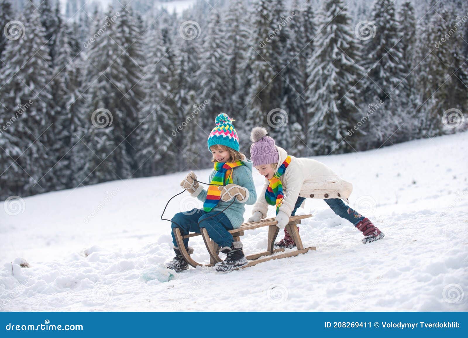 Engraçado menina criança brincando em bolas de neve. inverno jogo de  inverno para crianças. criança se divertindo na época do natal