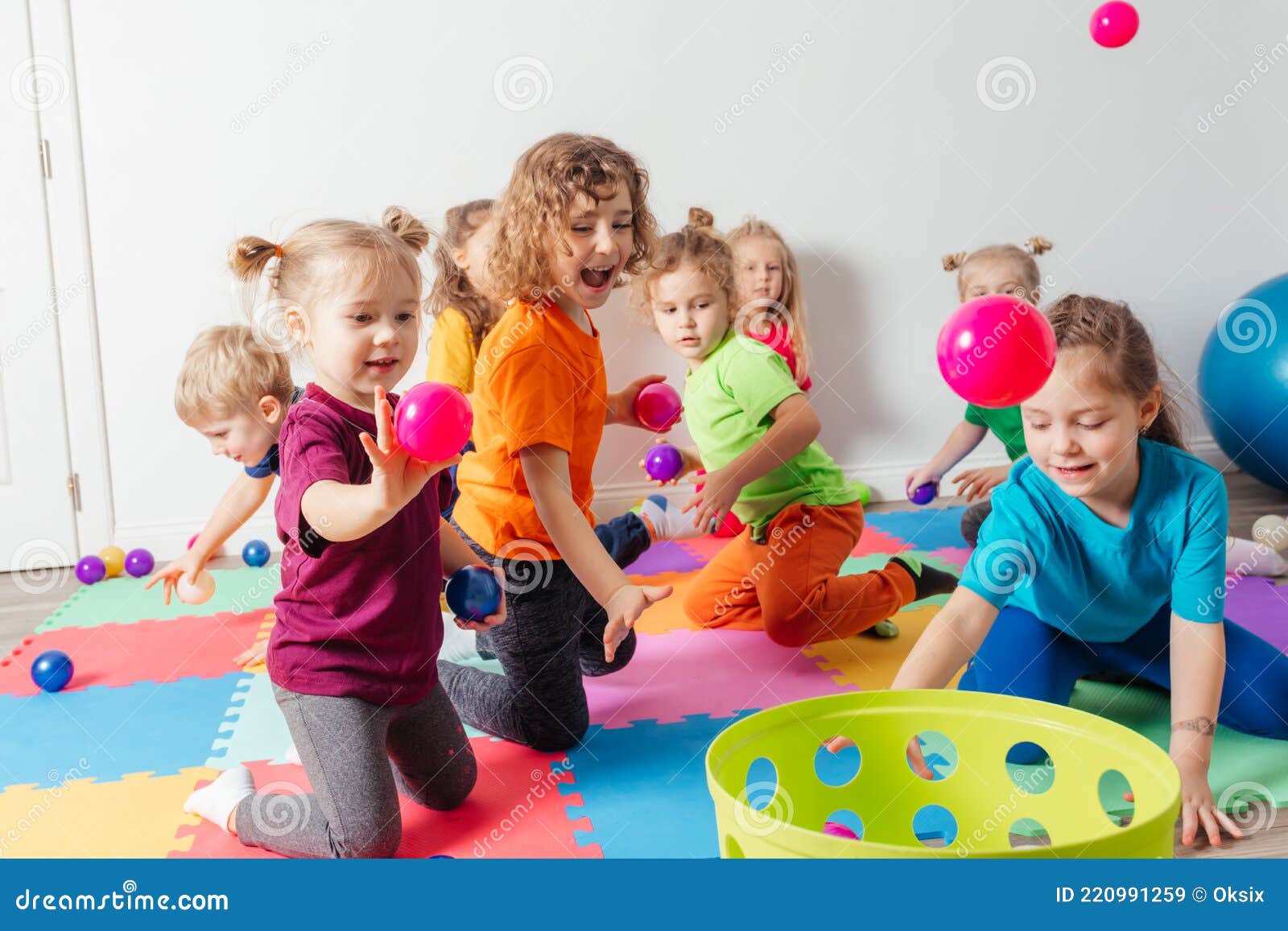 Crianças Felizes Jogando Bolas No Cesto De Plástico Imagem de Stock -  Imagem de colorido, atividade: 220991259