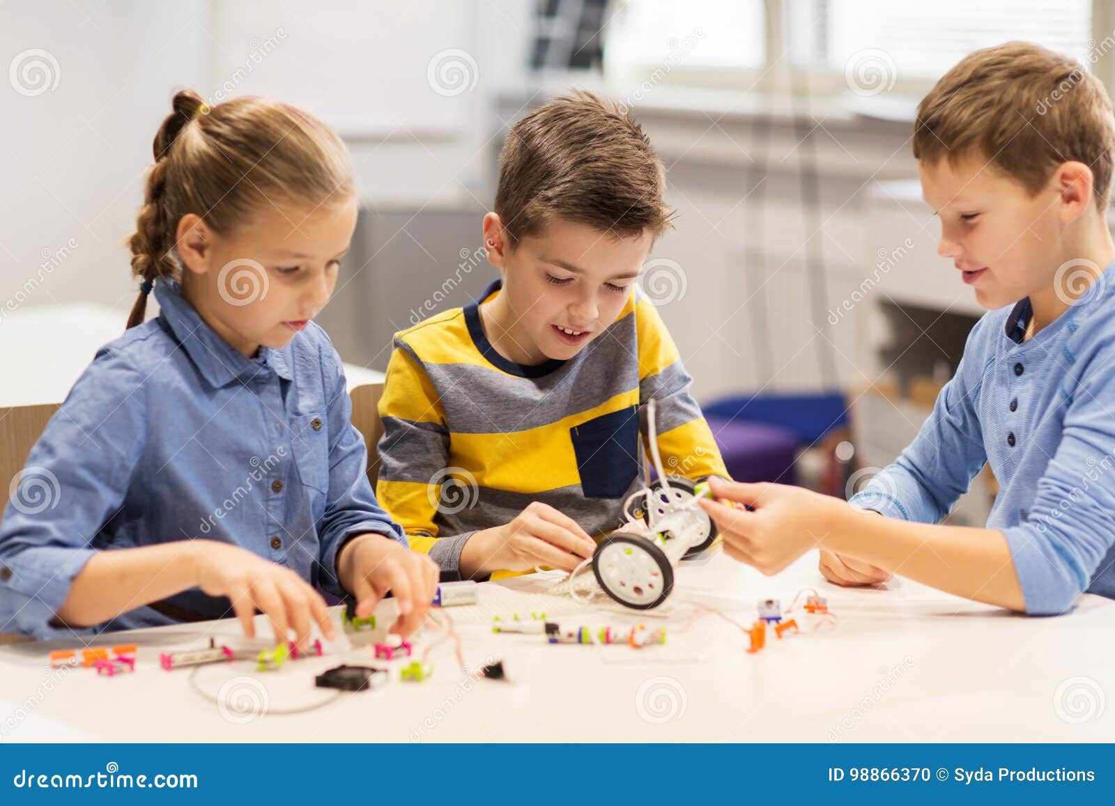 Crianças Felizes Que Constroem Robôs Na Escola Da Robótica Foto de Stock -  Imagem de povos, elementar: 84421408
