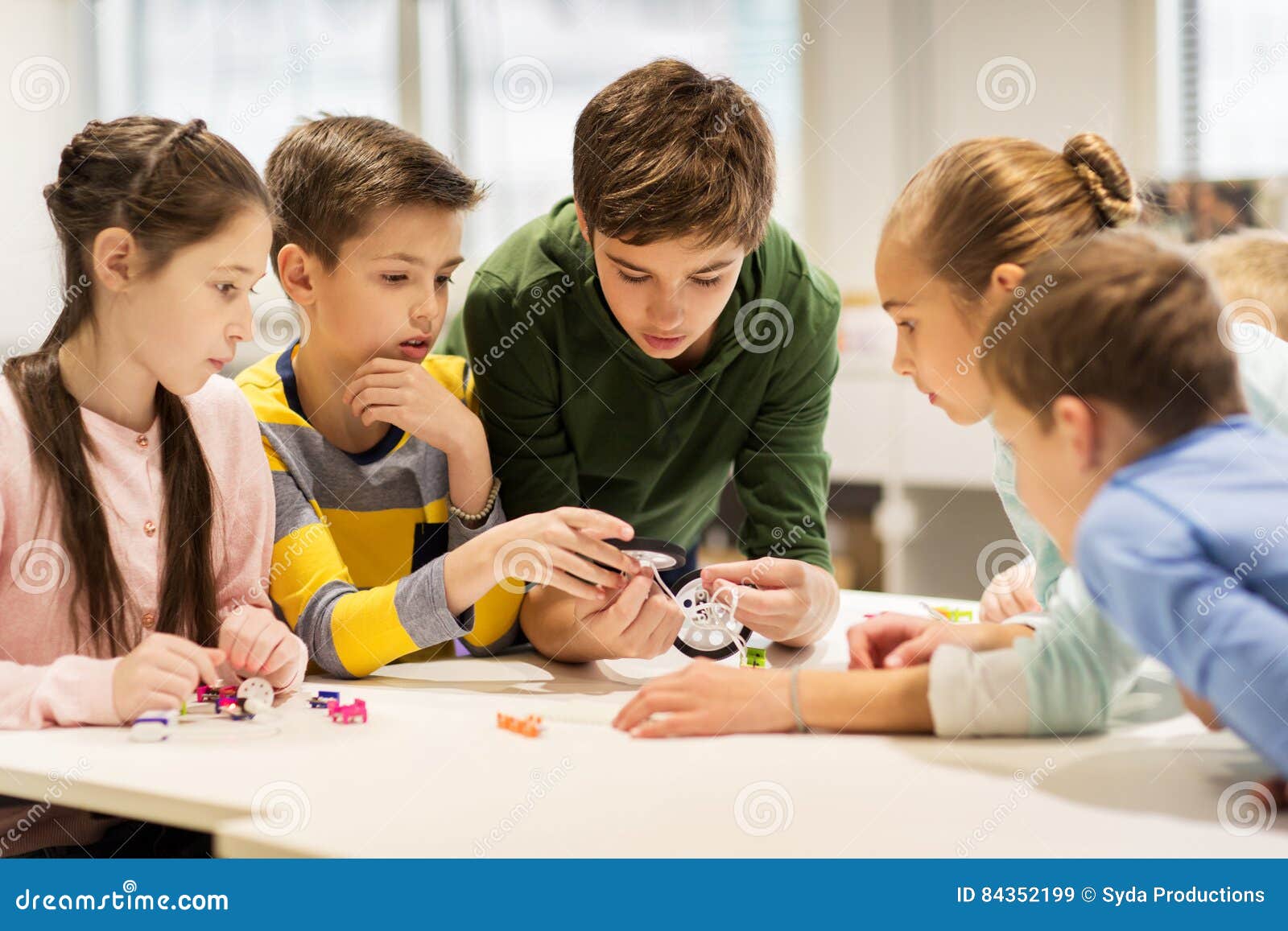 Crianças Felizes Que Constroem Robôs Na Escola Da Robótica Foto de Stock -  Imagem de povos, elementar: 84421408