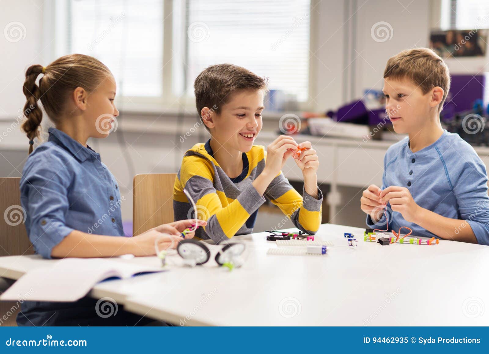 Crianças Felizes Que Constroem Robôs Na Escola Da Robótica Foto de Stock -  Imagem de povos, elementar: 84421408