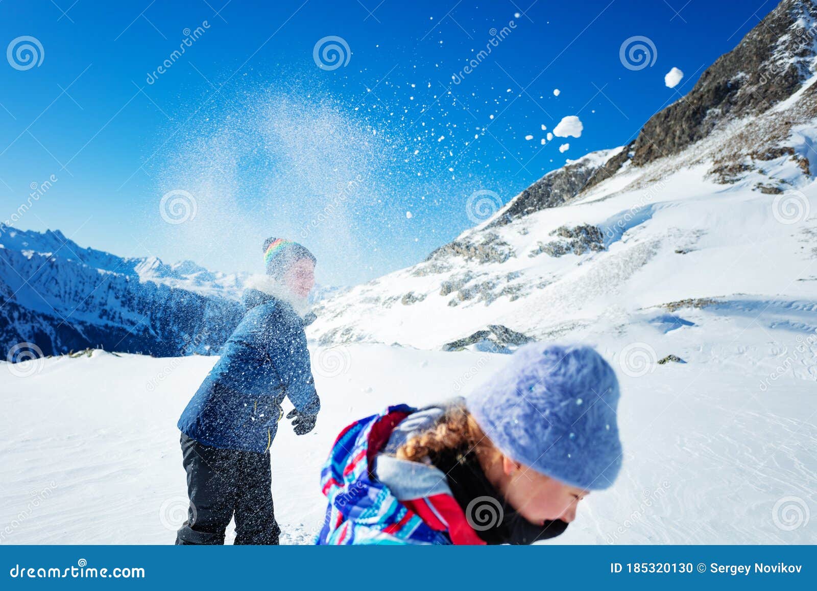 Jogos Divertidos As Crianças Podem Jogar Na Neve. Atividades De Inverno Ao  Ar Livre Para Crianças E Família. Mãe Fotografando Brincando De Crianças.  Meninos Se Divertindo, Jogando Bola De Neve Juntos No