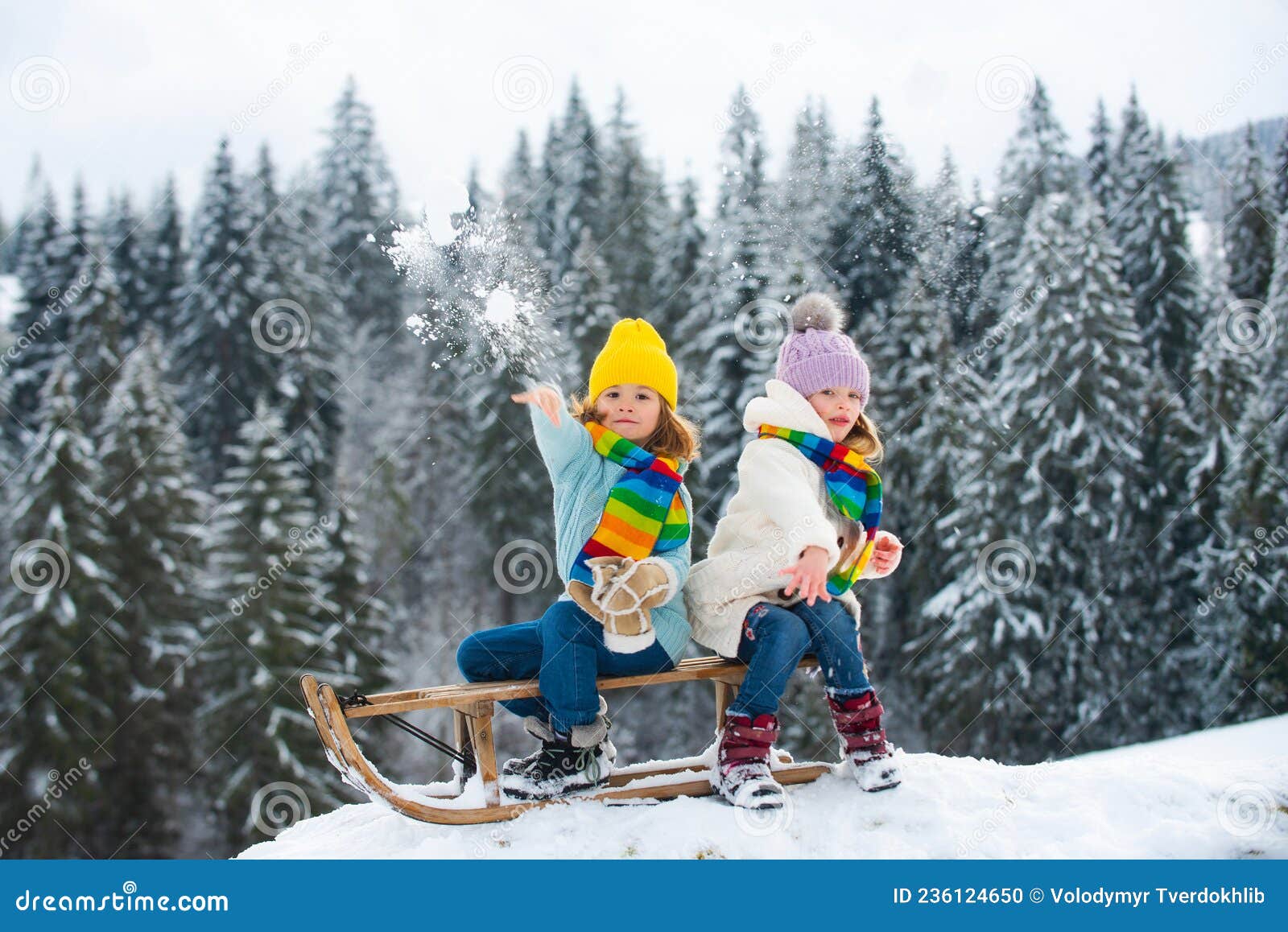 Engraçado menina criança brincando em bolas de neve. inverno jogo de  inverno para crianças. criança se divertindo na época do natal