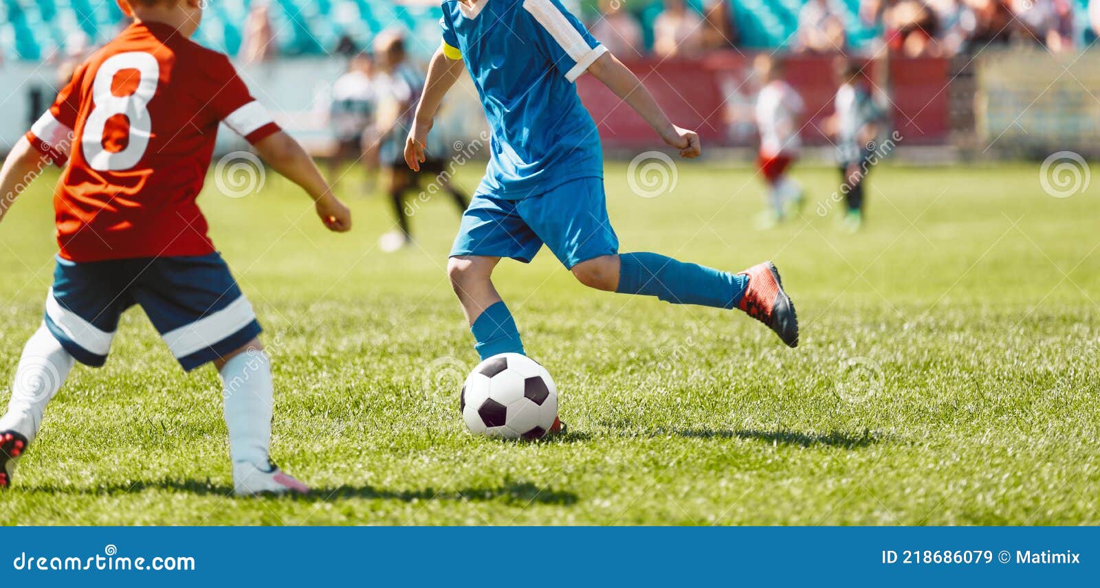 Jogo De Futebol. Crianças Jogando Futebol. Meninos Jovens Chutando Bola De  Futebol No Campo De Esportes. Crianças Jogando Jogo De Torneio De Futebol  No Campo. Juventude Jogo De Futebol Europeu Foto Royalty