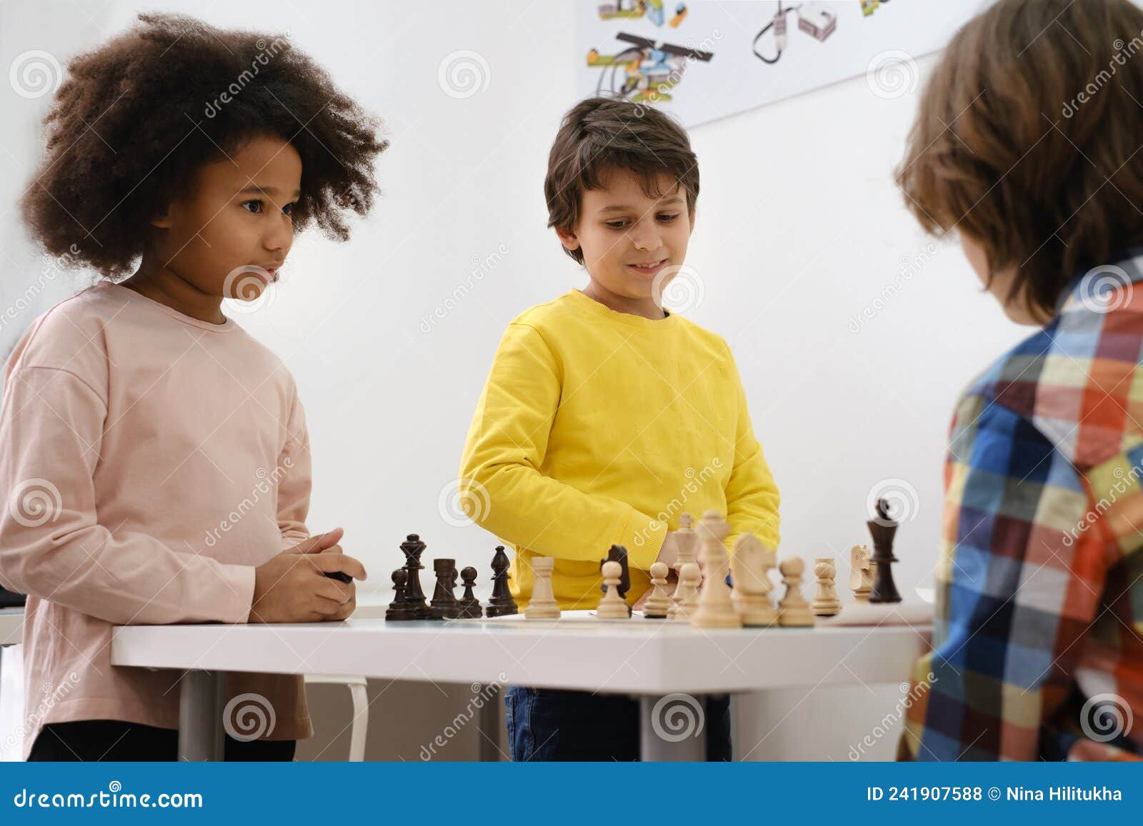 Mulher Ensinando Crianças a Jogar Xadrez Na Escola Foto de Stock