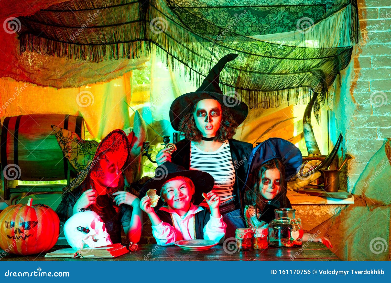 Crianças Na América Celebram O Dia Das Bruxas Engraçado Grupo De Amigos  Crianças Numa Fantasia De Halloween Na Festa De Halloween Foto de Stock -  Imagem de bonito, livro: 161170756