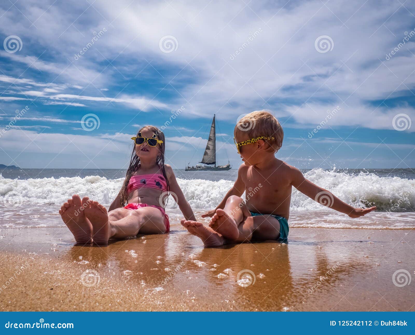 Jogo Engraçado Da Menina Enterrado Em óculos De Sol De Sorriso Da Areia Da  Praia Foto de Stock - Imagem de sunglasses, ensolarado: 35454010