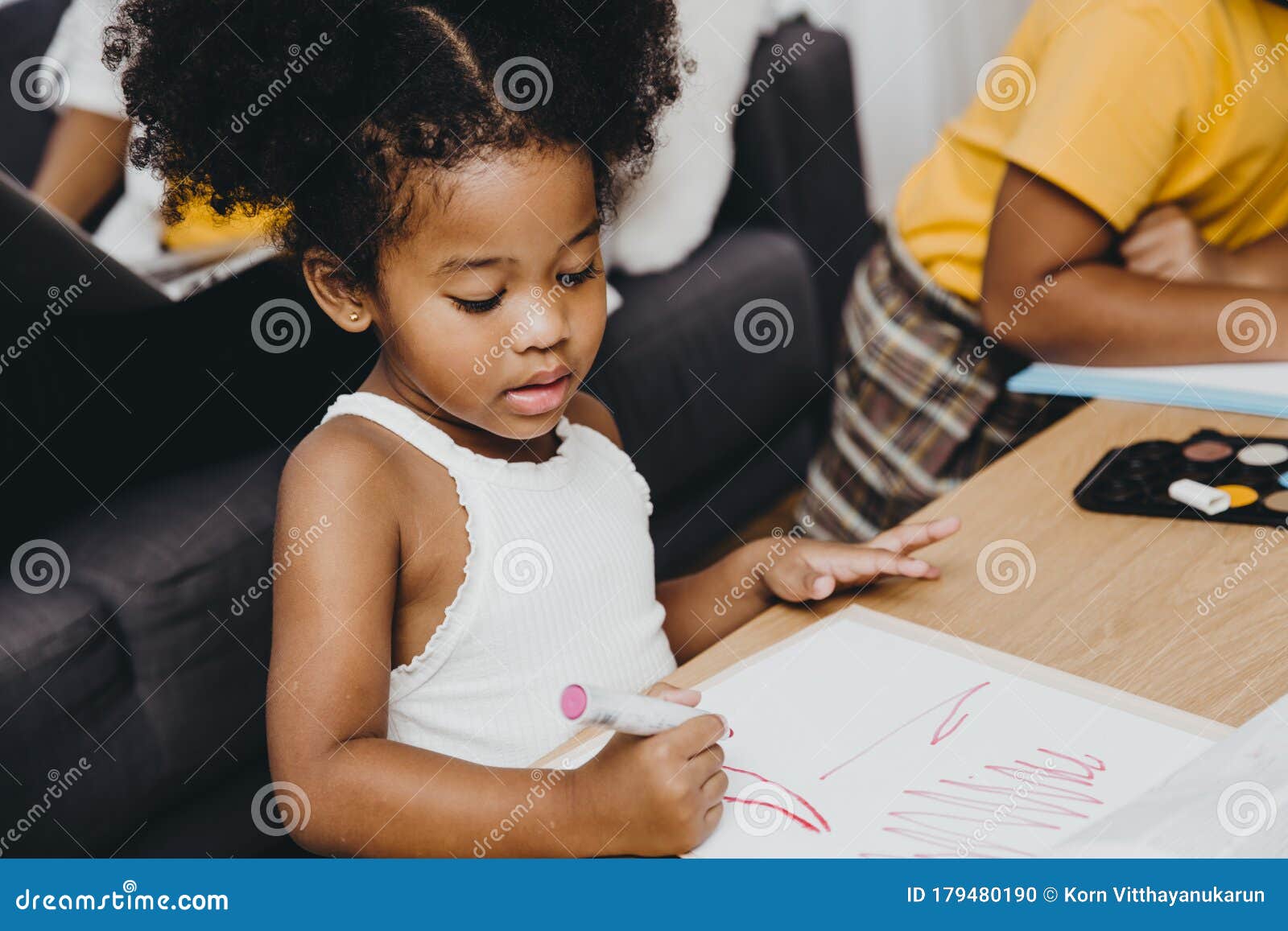 Garoto esperto aprende a jogar xadrez sozinho em seu quarto em