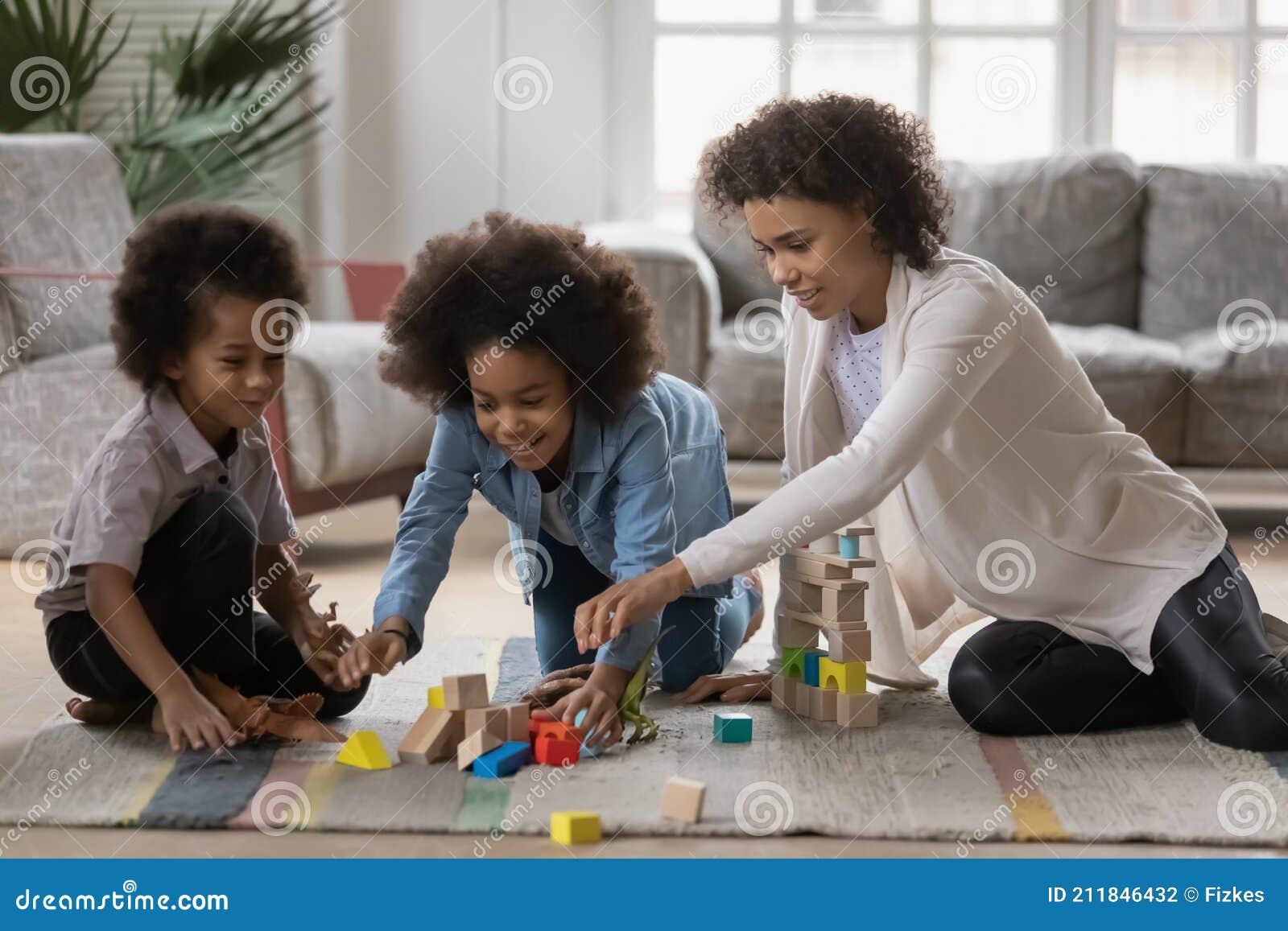 Foto Namoradinhas negras sentadas em banco de madeira e brincando ao ar  livre. Conceito de infância. Ideia de amizade. Estilo de vida infantil  moderno. Meninas morenas cacheadas alegres. Ensolarado durante o dia –