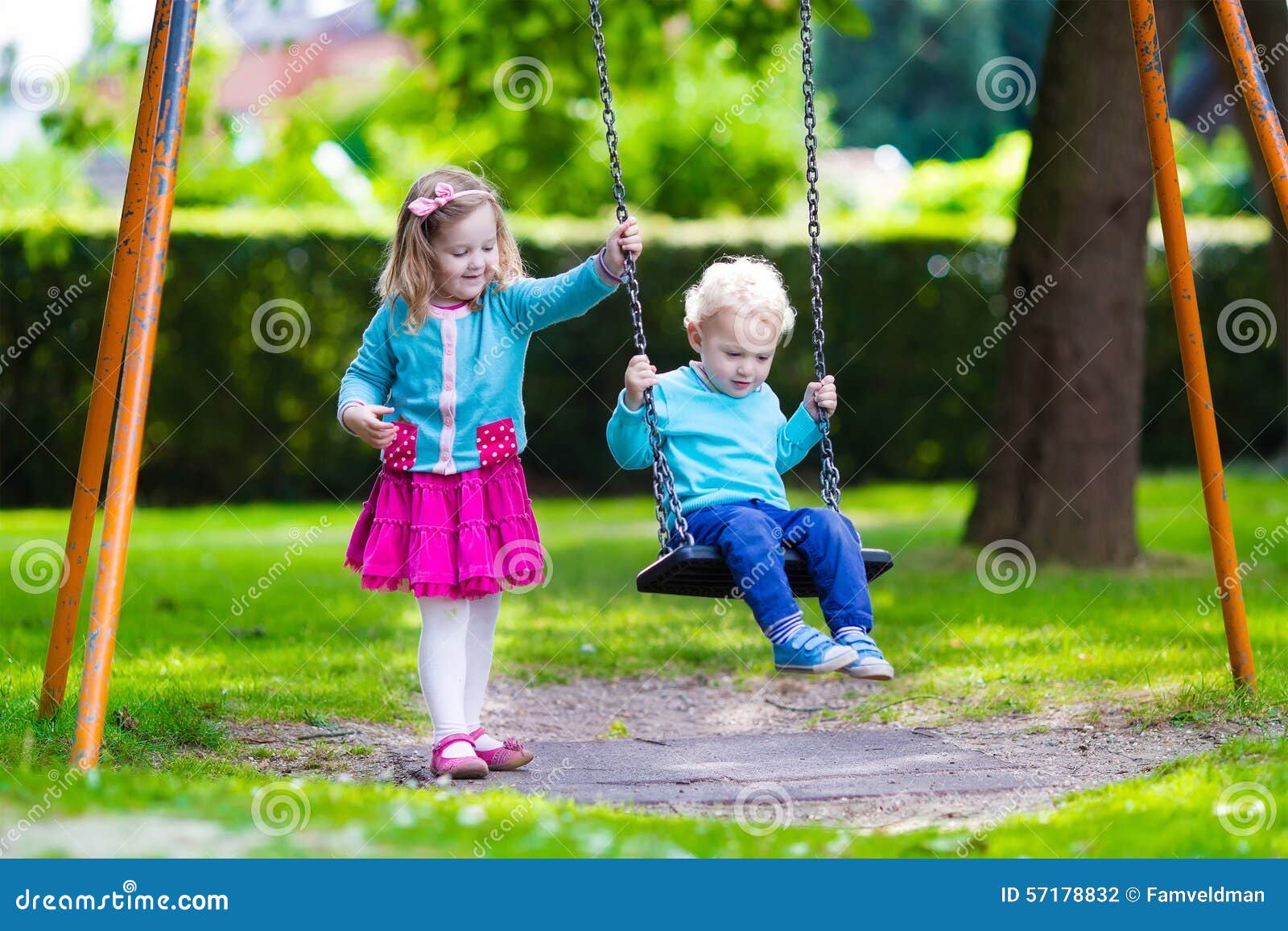 Menina Da Criança Da Criança Que Balança Em Um Balanço Do Campo De Jogos  Foto de Stock - Imagem de outono, jogar: 71953248