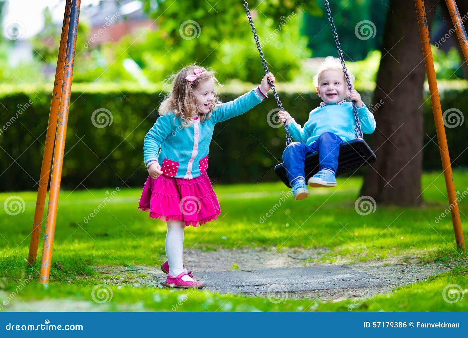 Menina Da Criança Da Criança Que Balança Em Um Balanço Do Campo De Jogos  Foto de Stock - Imagem de outono, jogar: 71953248