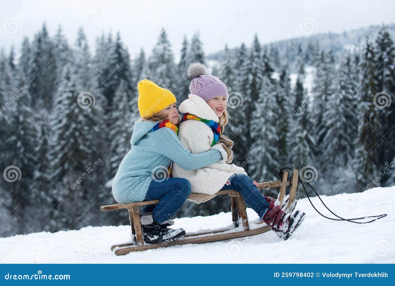 Engraçado menina criança brincando em bolas de neve. inverno jogo de  inverno para crianças. criança se divertindo na época do natal