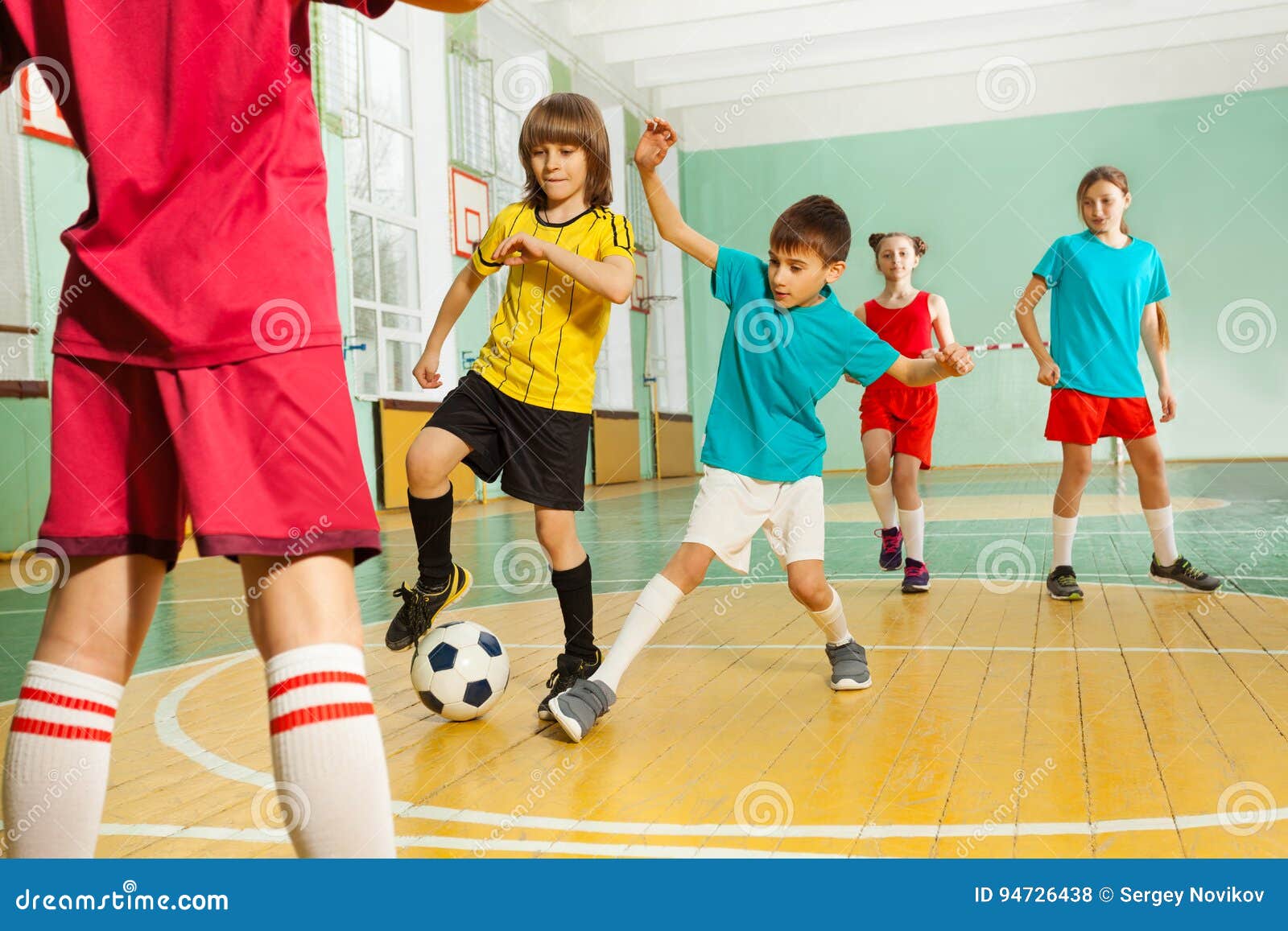 As crianças jogam futebol na escola