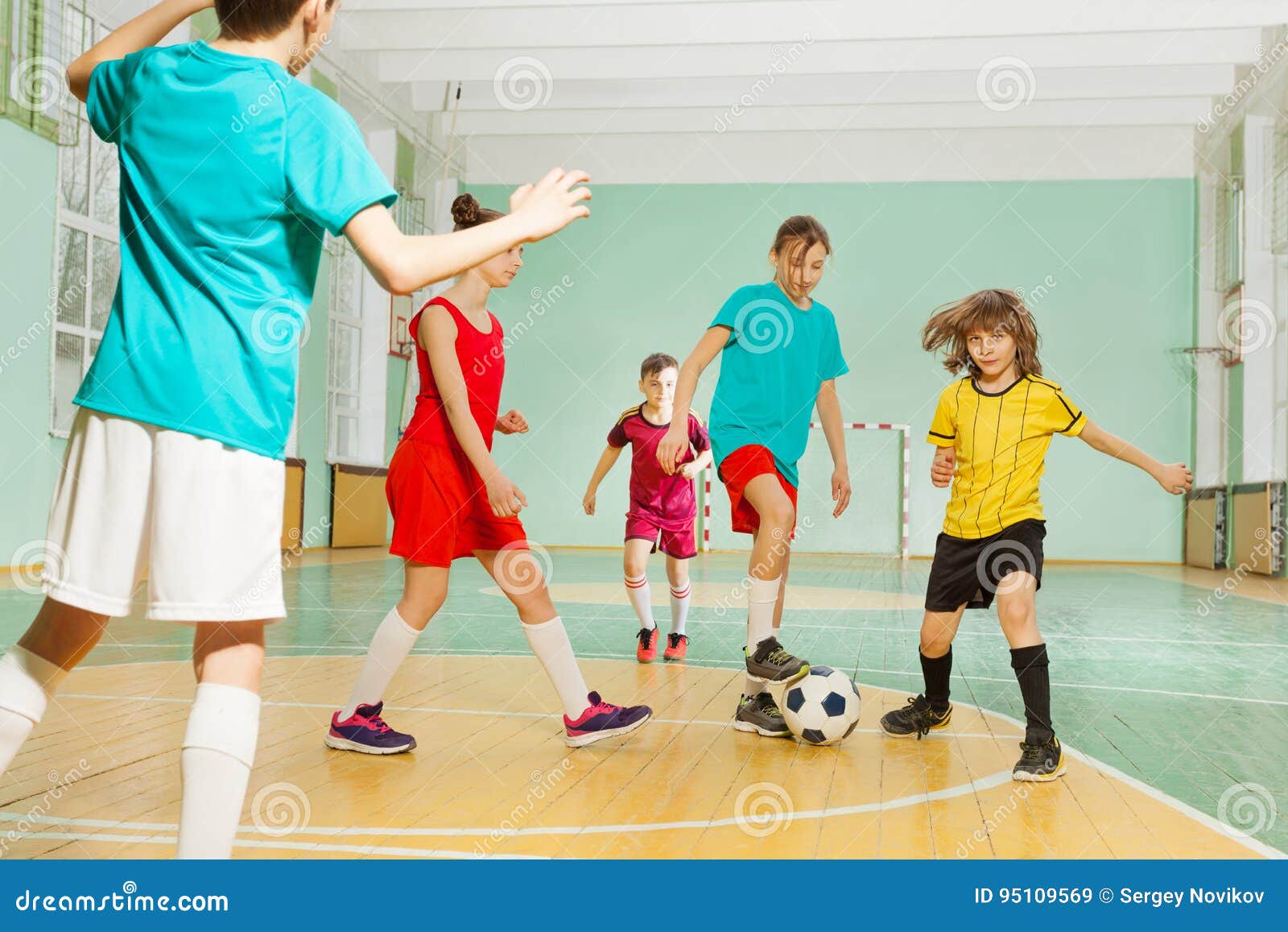 Jogo de futebol da escola. crianças jogando futebol. escadas atléticas,  jogo de salão da escola, ilustração vetorial de área de basquete e futebol