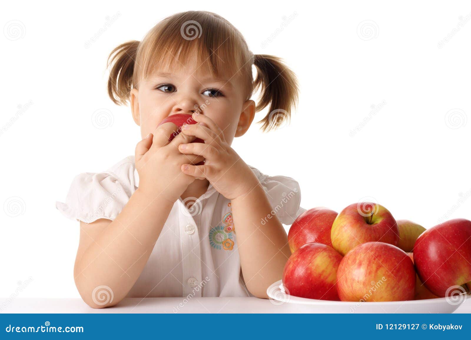 A Criança Come a Maçã Vermelha Imagem de Stock Imagem de beleza