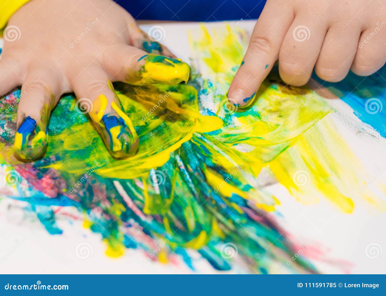 Criança Pintado à Mão Em Paits Coloridos Conceito Da Educação Da