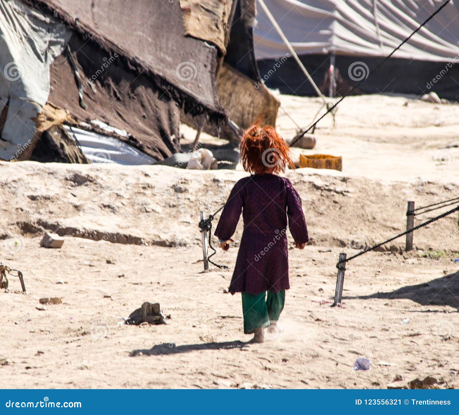 Crianças do campo de refugiados de Afeganistão no noroeste na estação de combate média. Vida e crianças do campo de refugiados de Afeganistão na pobreza no calor do deserto no noroeste no meio do verão 2018