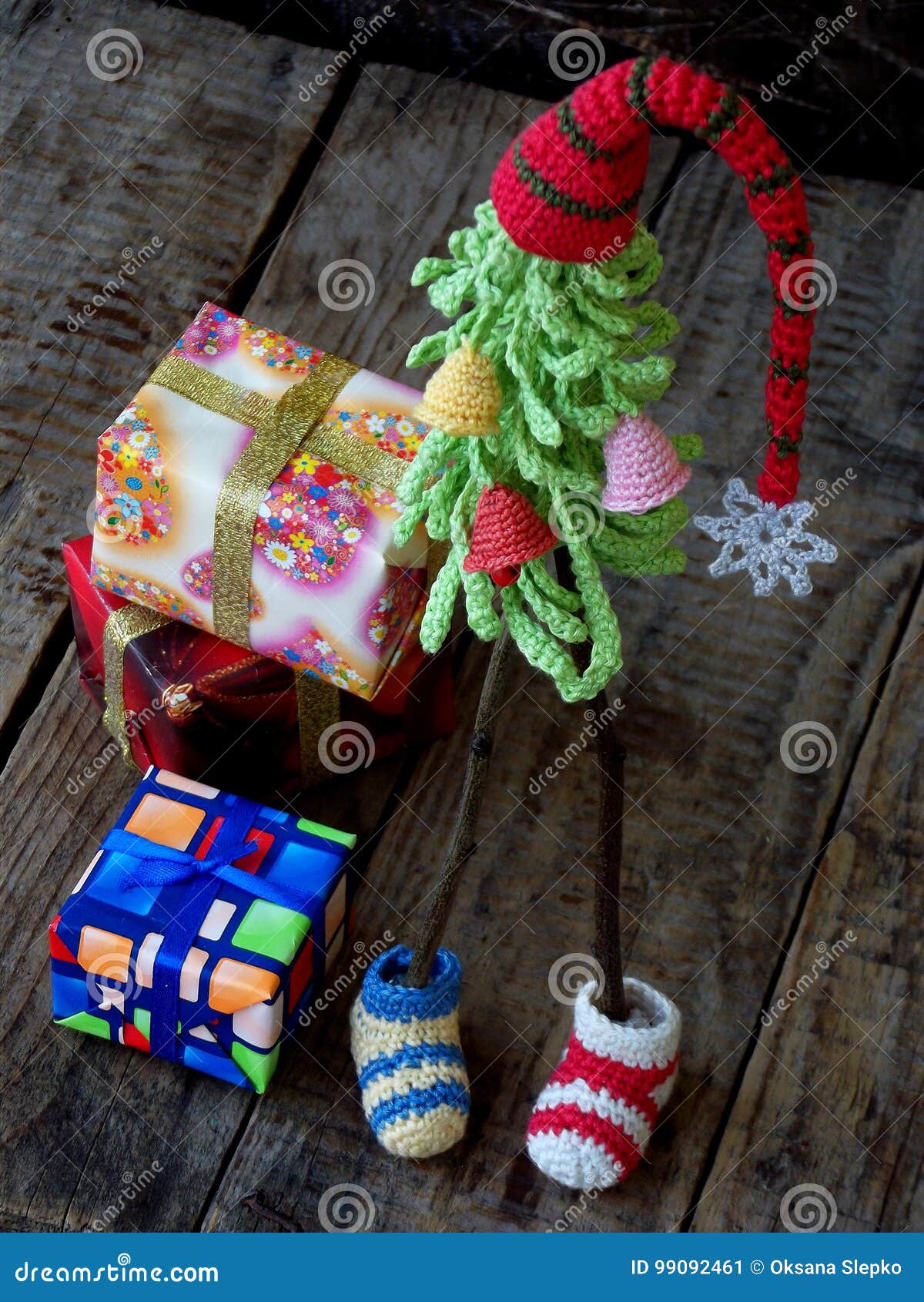 Criativo Fazer Crochê árvores De Natal Com Os Presentes No Fundo De Madeira Fundo Do Cartão Do Ano Novo E Do Xmas Copie O Espaço Imagem de Stock - Imagem de inverno, Criativo Fazer Crochê árvores De Natal Com Os Presentes No Fundo De Madeira Fundo Do Cartão Do Ano Novo E Do Xmas Copie O Espaço Imagem de Stock - Imagem de inverno,