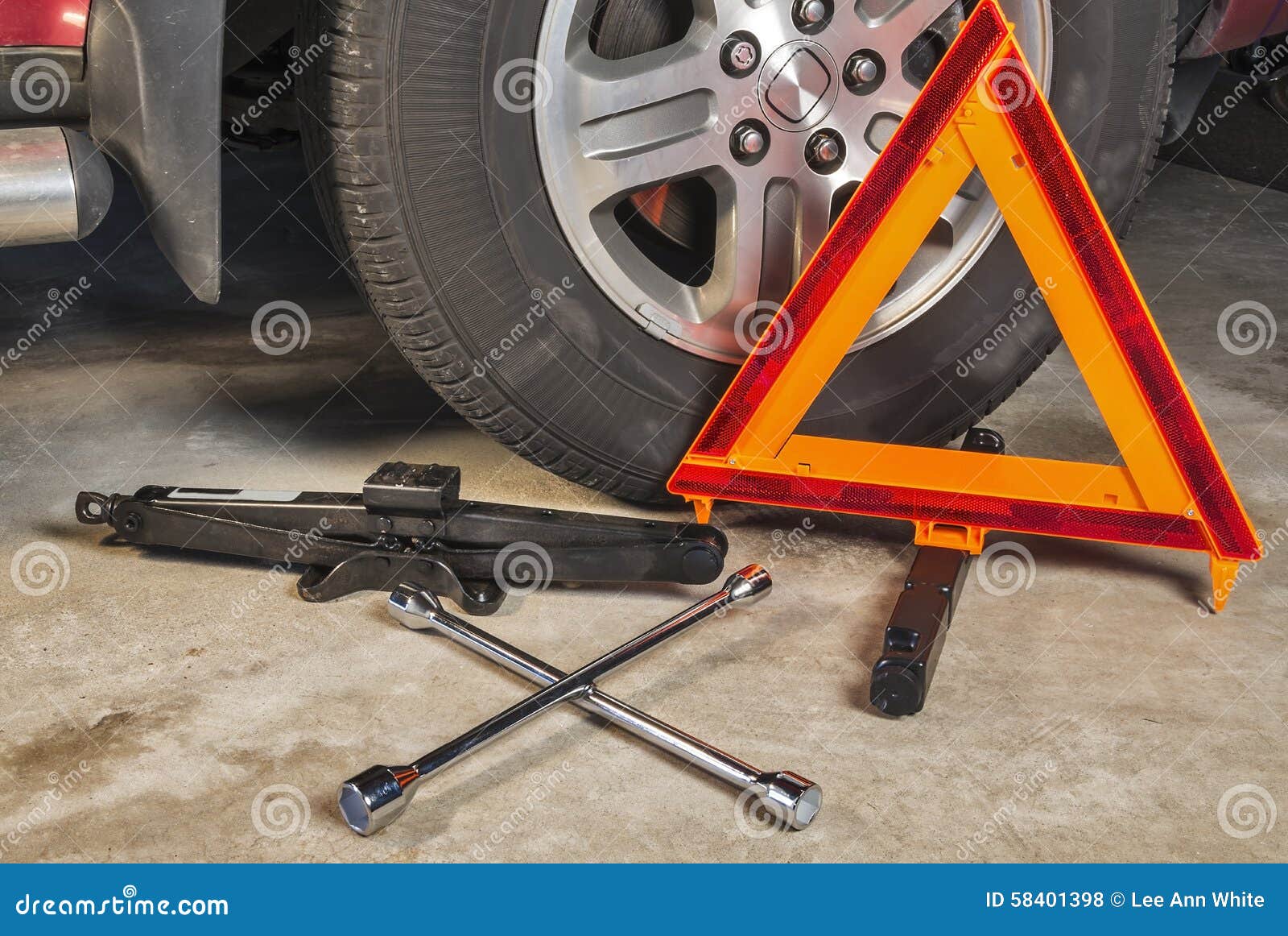 Cric De Voiture, Clé De Crochet Et Triangle De Sécurité Dans Un Garage  Photo stock - Image du métal, réparation: 58401398