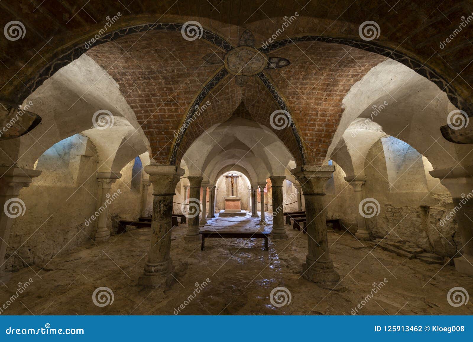 Cripta En El Interior De Vezelay De La Iglesia Fotografía editorial -  Imagen de recorrido, neanderthal: 125913462