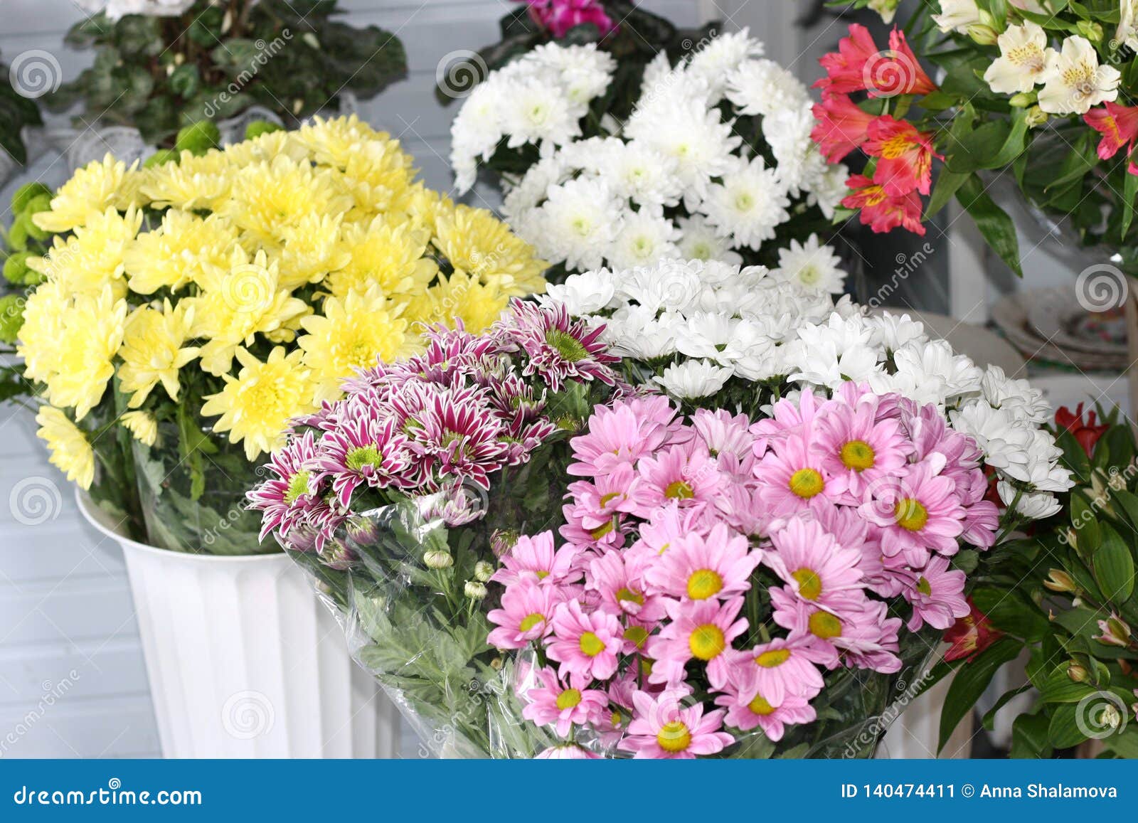 Crisântemo Branco, Amarelo E Cor-de-rosa Em Um Florista Um Ramalhete Dos  Crisântemos Imagem de Stock - Imagem de flora, outono: 140474411