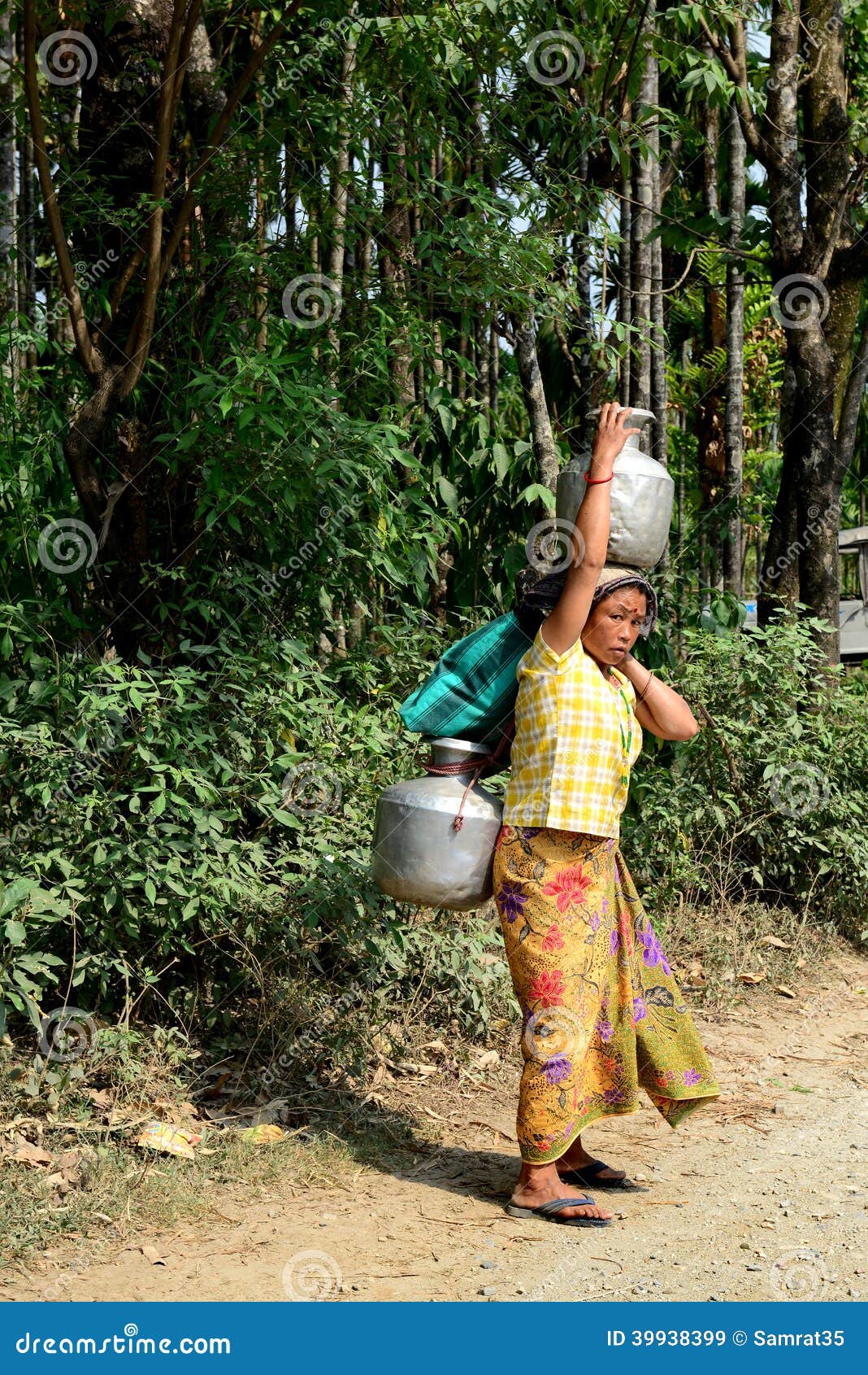 La crise d'eau est un problème majeur de la région de colline du Bengale-Occidental ainsi les personnes recueillant l'eau bien plus de distance de leur propre village.