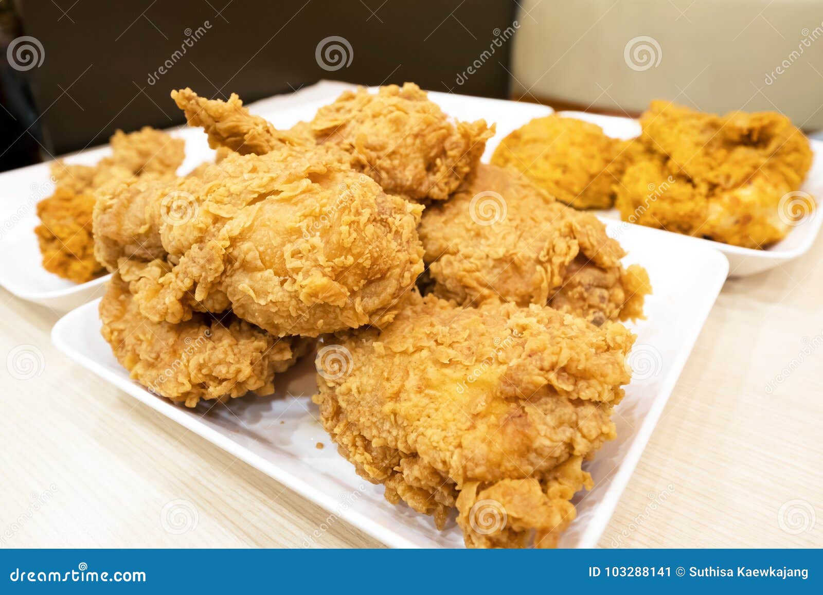 https://thumbs.dreamstime.com/z/crispy-kentucky-fried-chicken-white-plate-table-103288141.jpg