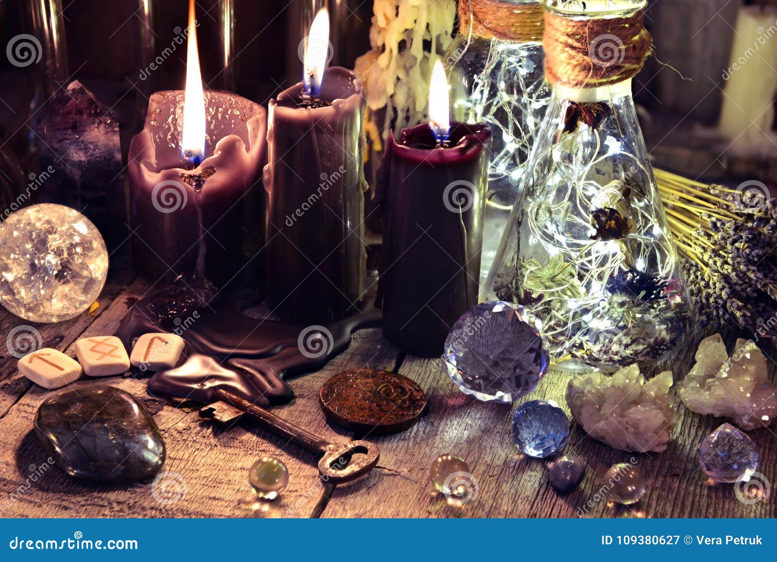 Cristalli Magici, Oggetti Rituali, Rune, Candele Nere E Bottiglie Sulla  Tavola Della Strega Immagine Stock - Immagine di vecchio, occulto: 109380627