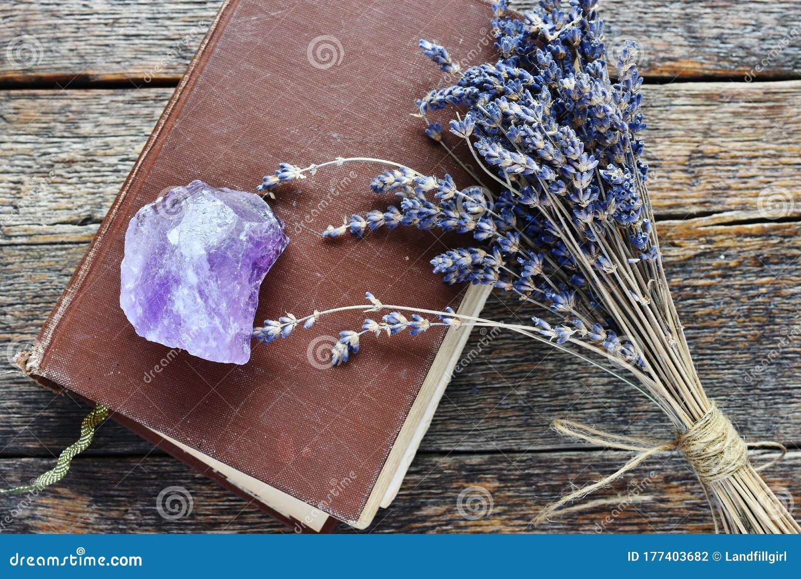 Cristaux D'améthyste Et Fleurs Séchées De Lavande Photo stock - Image du  médecine, magique: 177403682