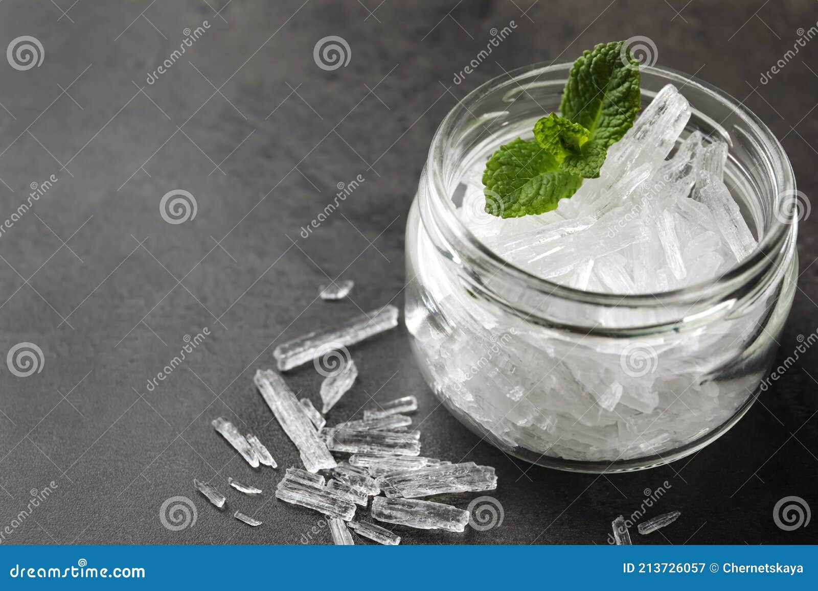 Cristaux De Menthe Et Feuilles De Menthe Sur Fond Gris. Espace Pour Le  Texte Image stock - Image du extrait, frais: 213726057