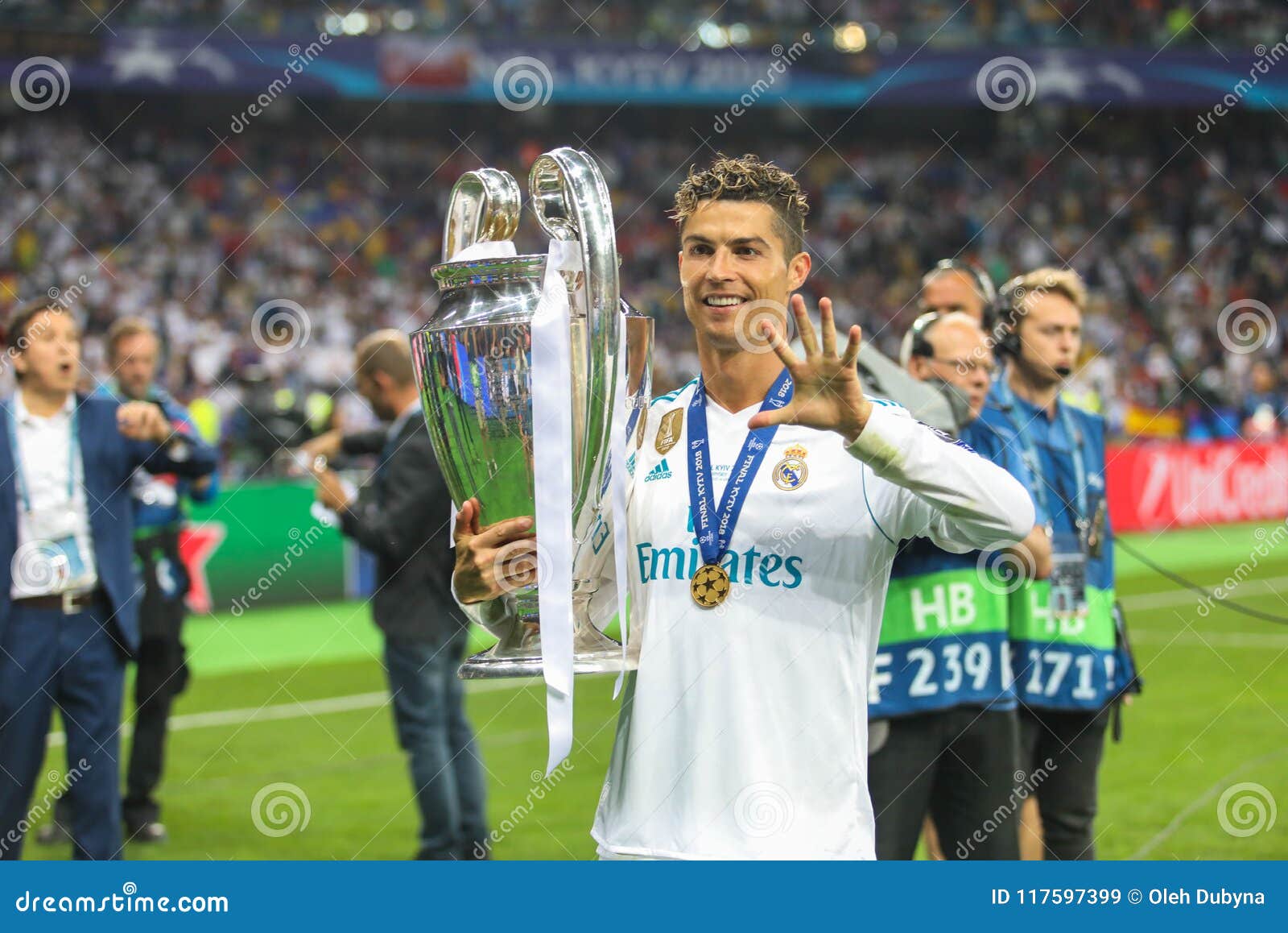 Cristiano Ronaldo on Instagram: What a dream!!! 5 champions leagues  🏆🏆🏆🏆🏆