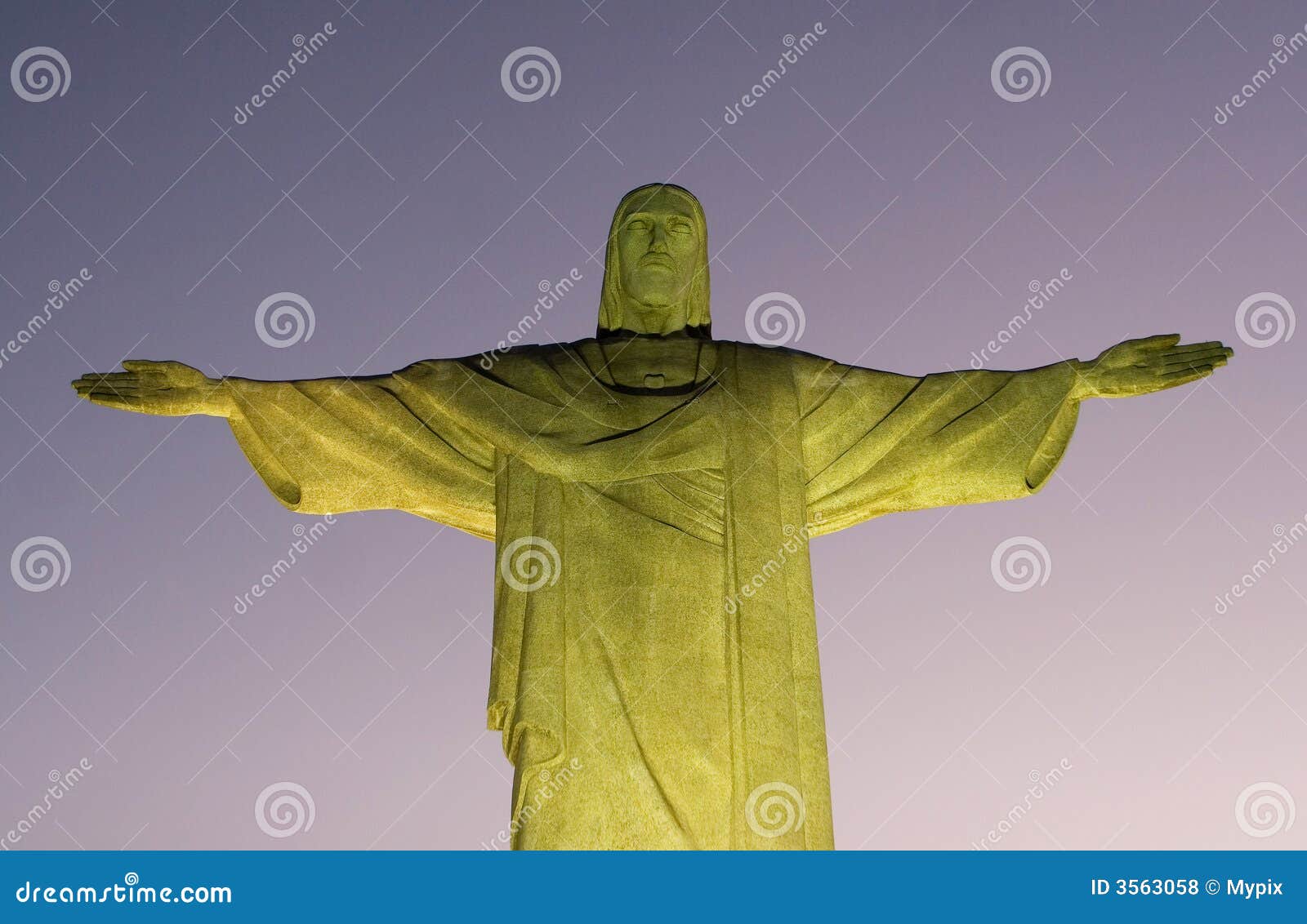 Estatua enorme de Cristo el redentor, símbolo de Rio de Janeiro, una de las siete nuevas maravillas del mundo, colocándose encima de la montaña de Corcovado, sobre un cielo de la lila.