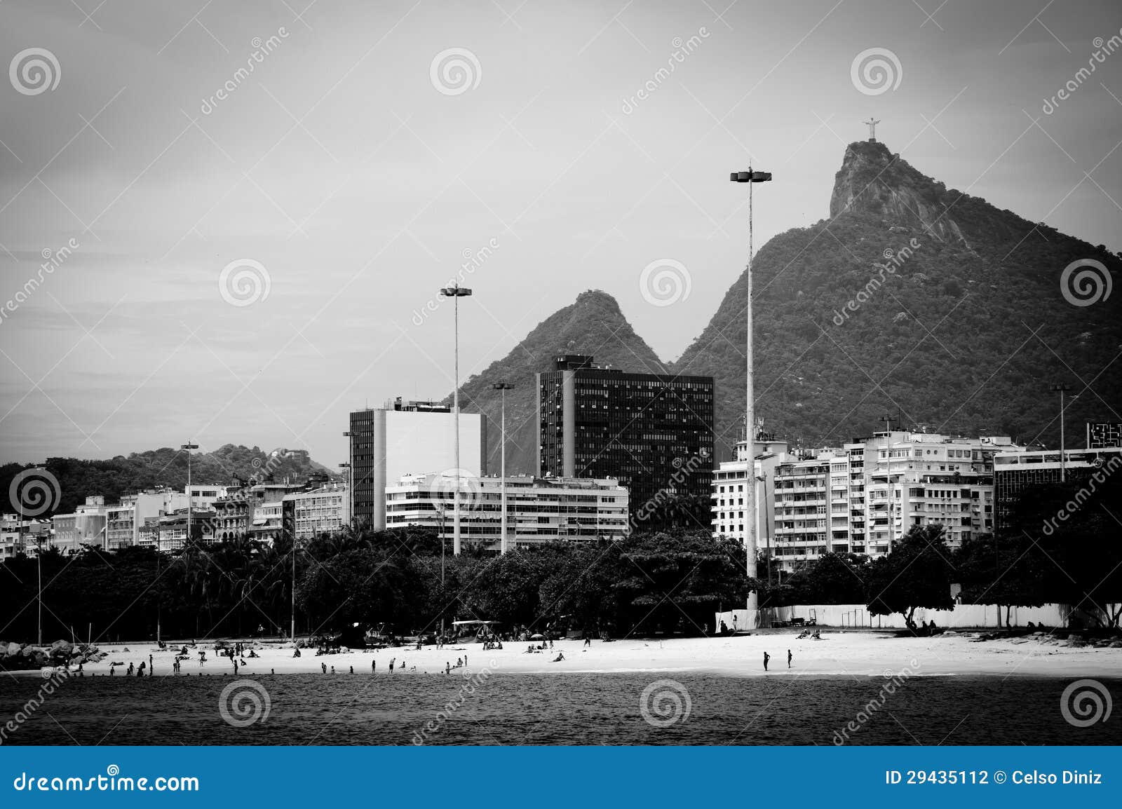 Cristo Redentor como visto de um barco no Baia de Guanabara em Rio de Janeiro, Brasil