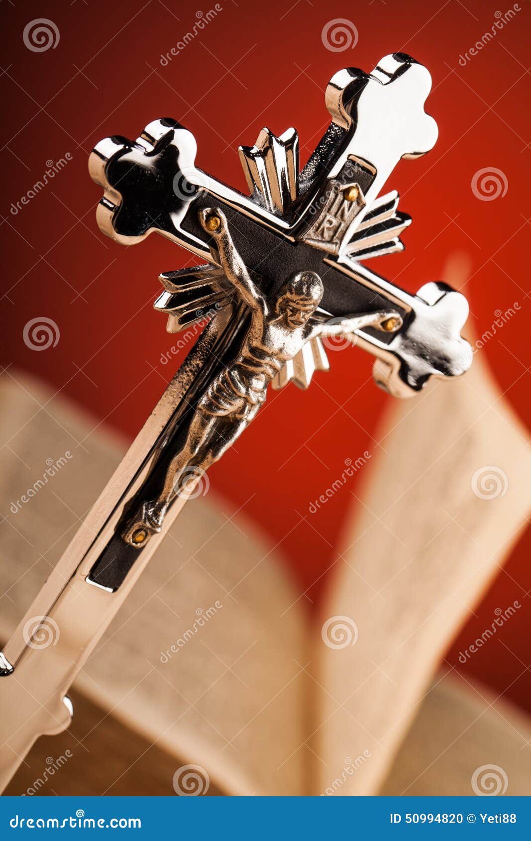 Croce E Bibbia Di Chrystian Fotografia Stock Immagine di cristianità