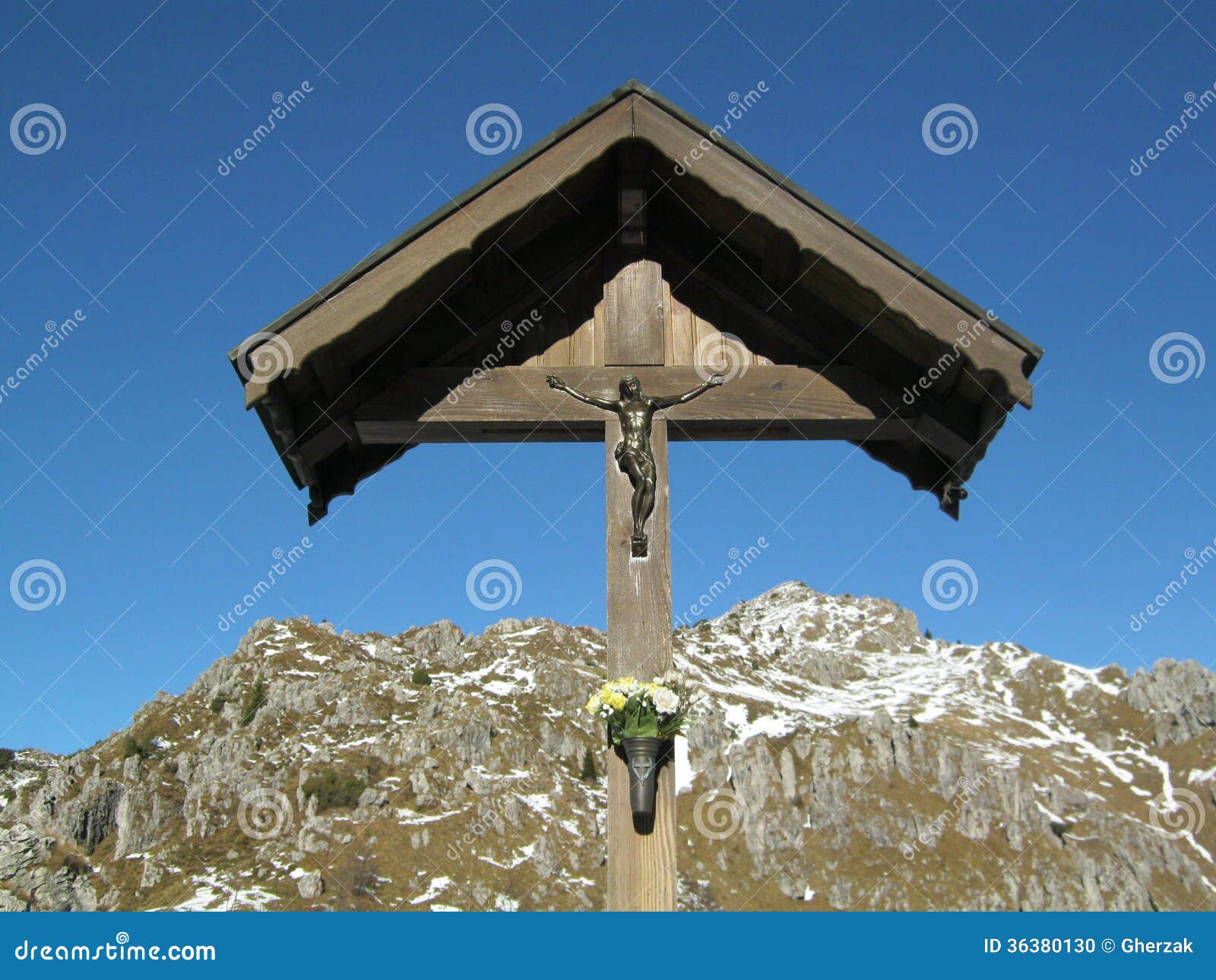 Croce sulla montagna foto stock Iscriviti Gratis