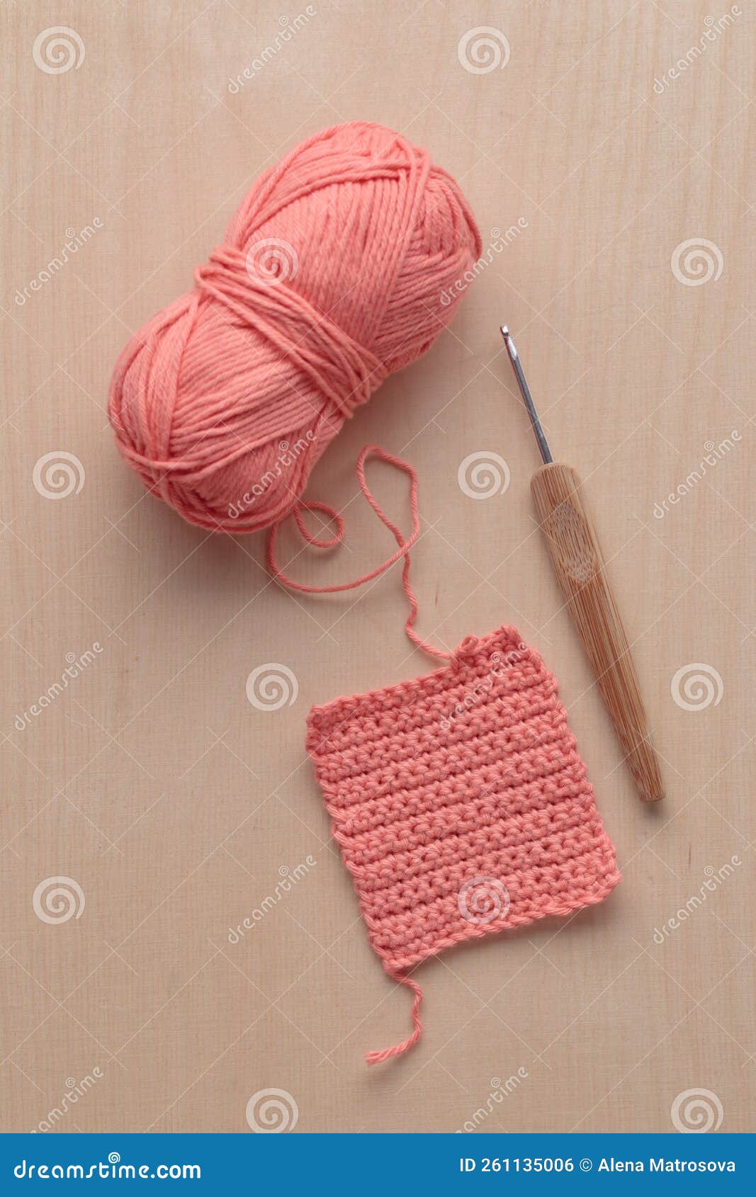 Crochet à Motif Carré Fait Main Fils Rose Serpentin Crochet Tricot Vue  Supérieure Sur Un Fond En Bois Photo stock - Image du coton, coloré:  261135006