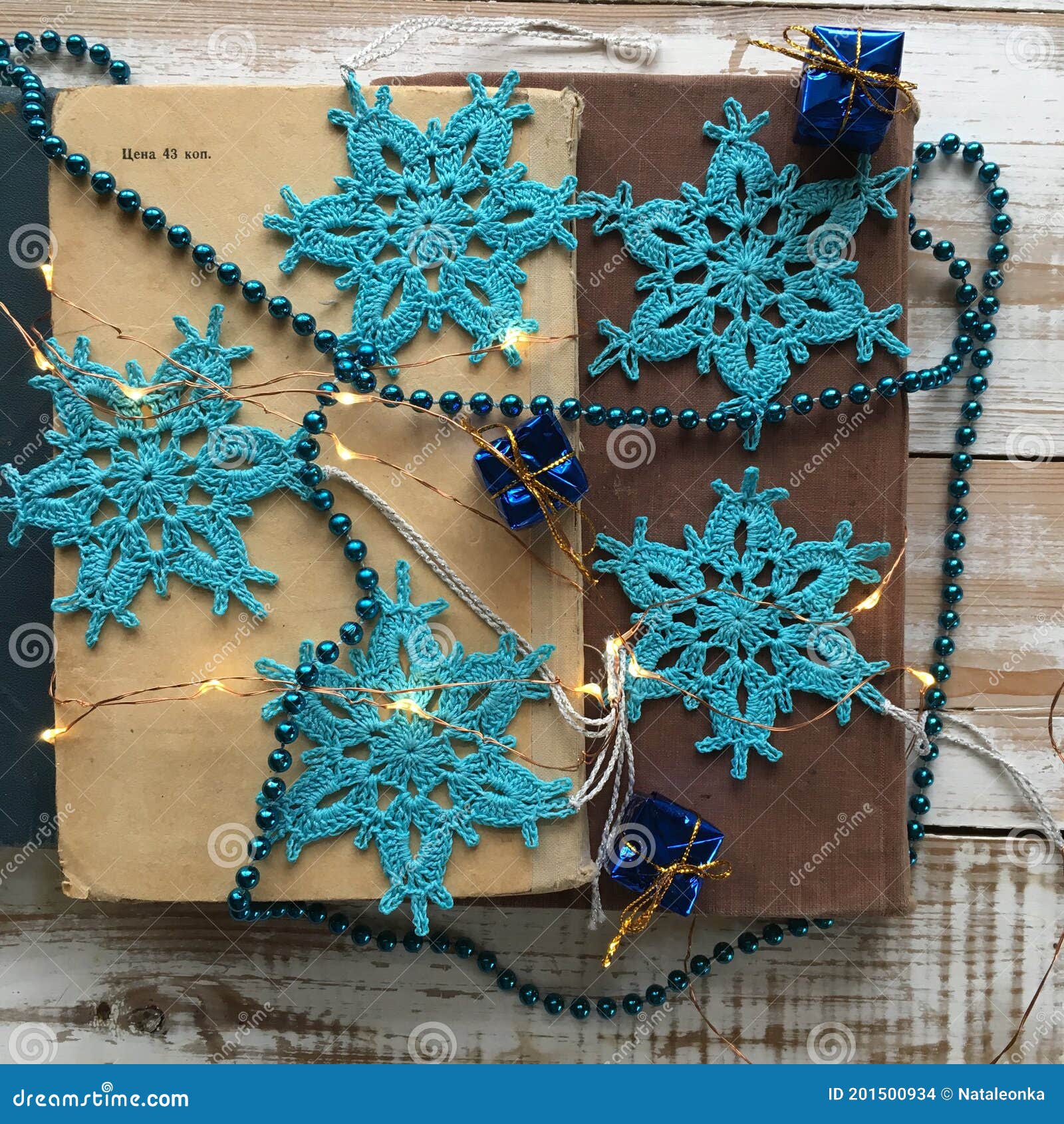 Crochet De Floco De Neve Azul Decoração De árvore De Natal Artesanal. Foto de Stock - Imagem de esferas, creatividade: 201500934 Crochet De Floco De Neve Azul Decoração De árvore De Natal Artesanal. Foto de Stock - Imagem de esferas, creatividade: 201500934