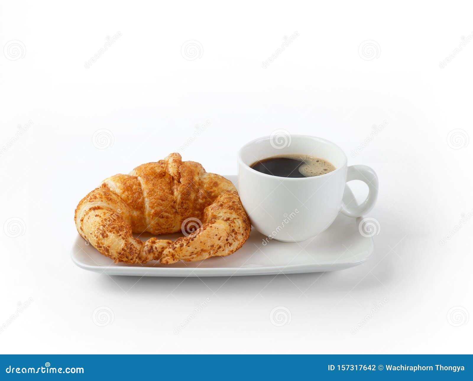 Croissant fresco y Copa de CafÃ© sobre aislado de fondo blanco. Desayuno continental Descanso, cafÃ© negro con pan